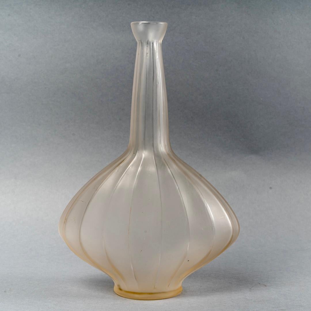 French 1919 René Lalique, Carafe a Côtes Plates Frosted Glass