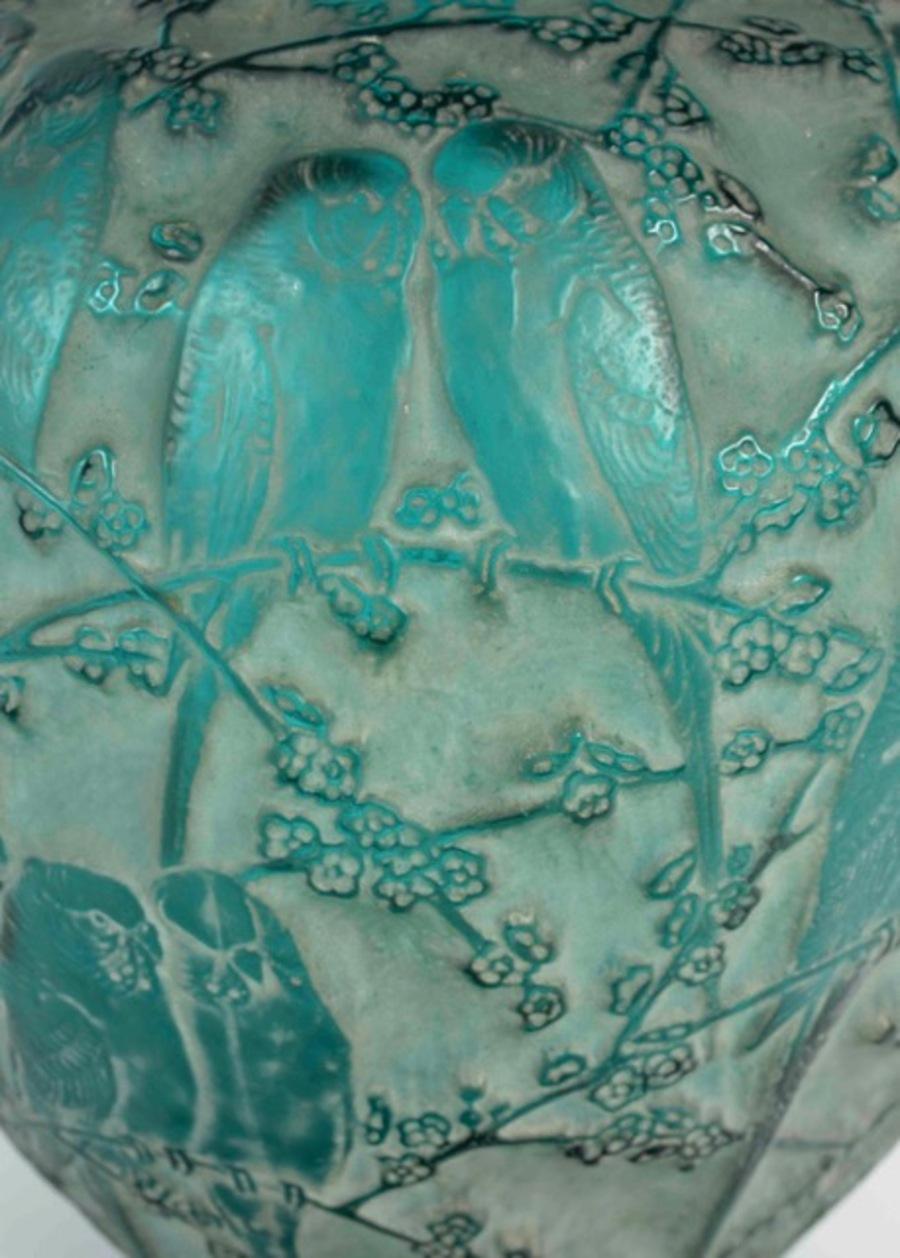 Art Nouveau 1919 René Lalique - Green-tinted Parakeet Vase in vendita