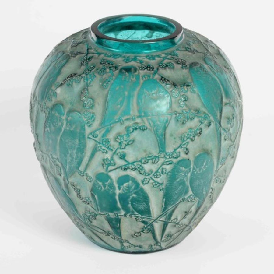 Francese 1919 René Lalique - Green-tinted Parakeet Vase in vendita