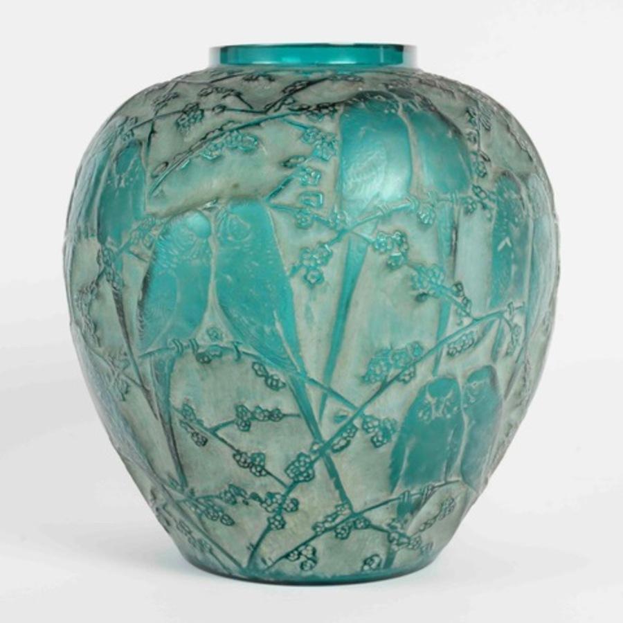 1919 René Lalique - Green-tinted Parakeet Vase In condizioni ottime in vendita a SAINT-OUEN-SUR-SEINE, FR