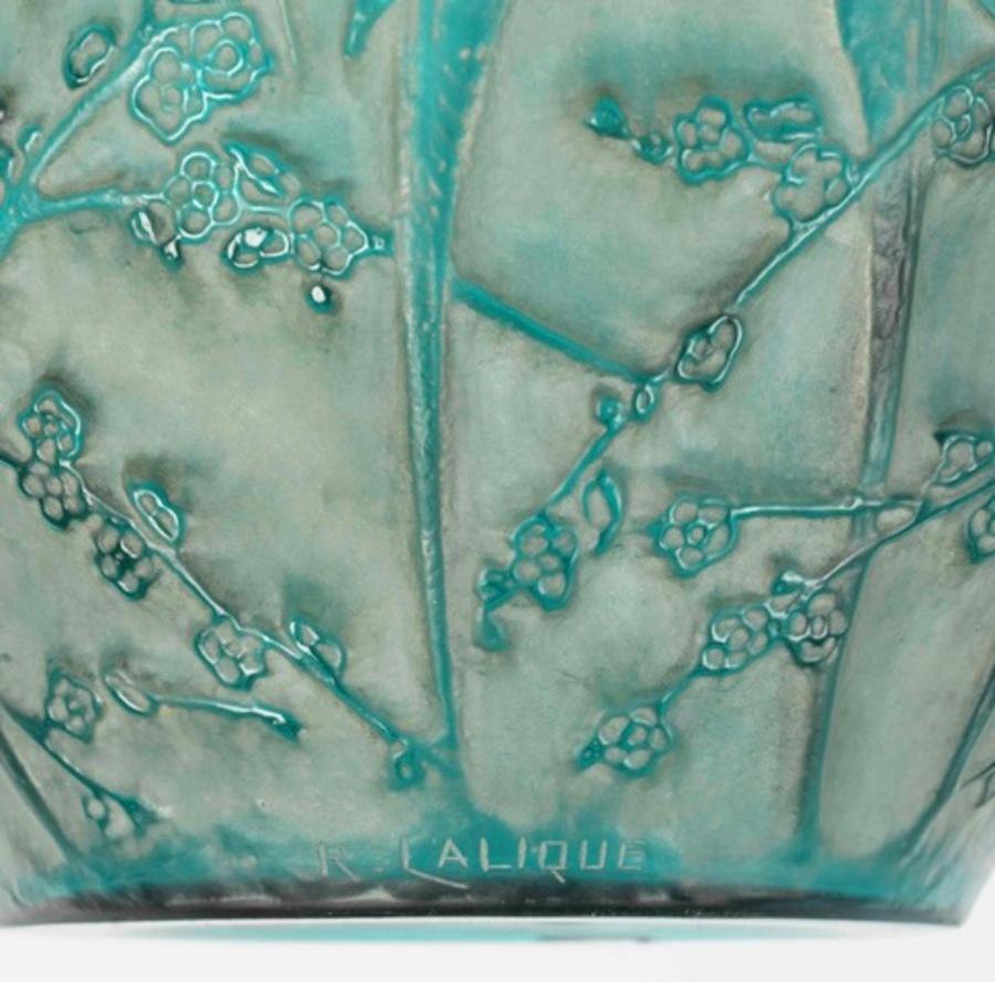 XX secolo 1919 René Lalique - Green-tinted Parakeet Vase in vendita