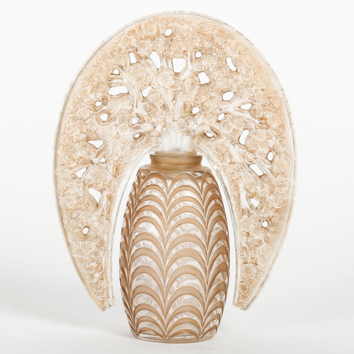 1919 Rene Lalique Parfümflasche Fleurs de Pommiers Apfelblütenglas (Französisch) im Angebot