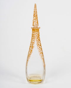 Frasco de perfume de René Lalique de 1919, «L'Ambre de Vigny», de cristal con pátina sepia