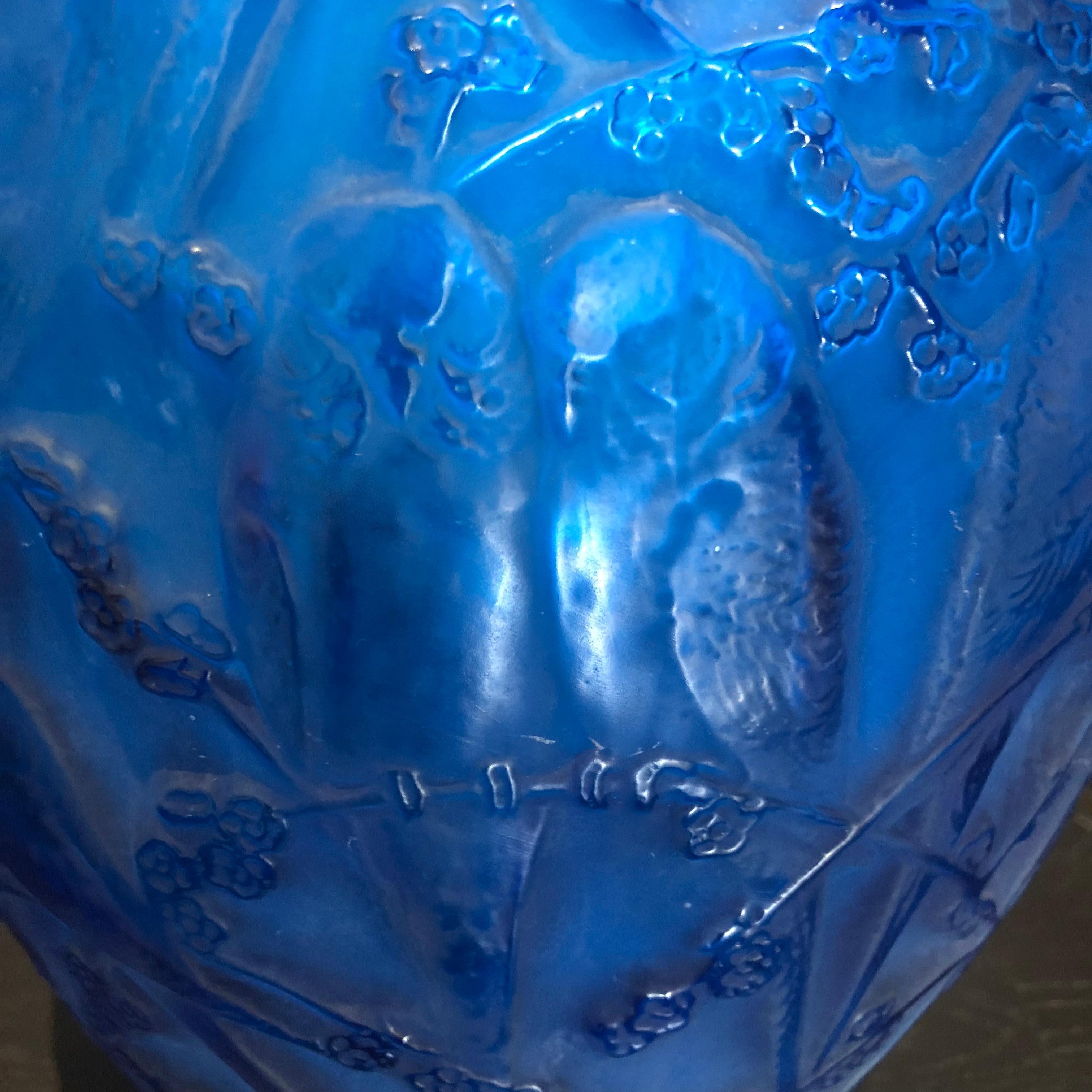 1919 Rene Lalique Perruches Vase Electric Blue Glass, Parrots In Good Condition In Boulogne Billancourt, FR