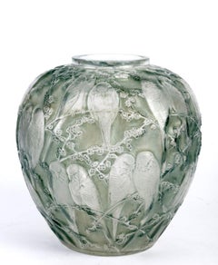 1919 Rene Lalique Perruches Vase Frosted Glass with Grey Green Patina, Parrots