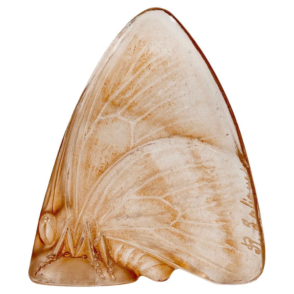 1919 René Lalique Sello Papillon Ailes Fermees Vidrio con pátina sepia