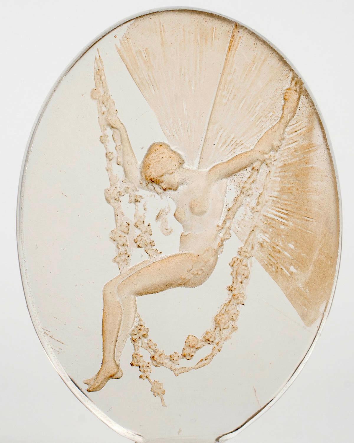 Art Déco 1919 René Lalique Sigillo Figurina Se Balancant Vetro Patina Seppia in vendita