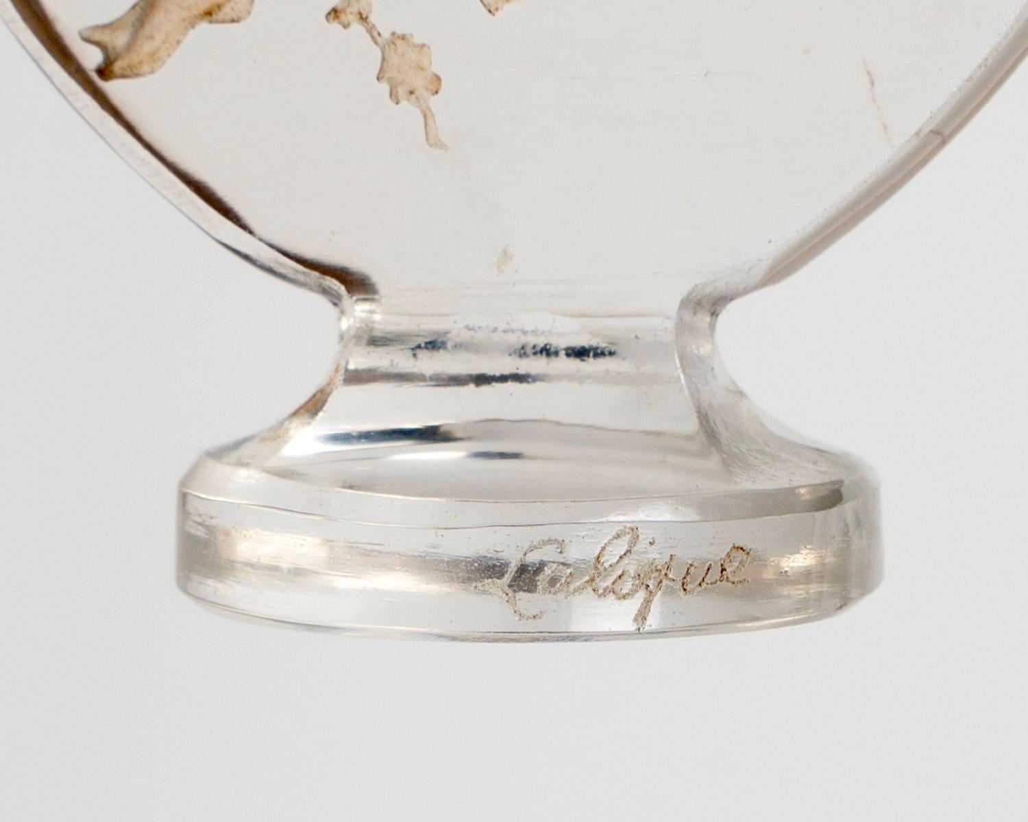 Francese 1919 René Lalique Sigillo Figurina Se Balancant Vetro Patina Seppia in vendita