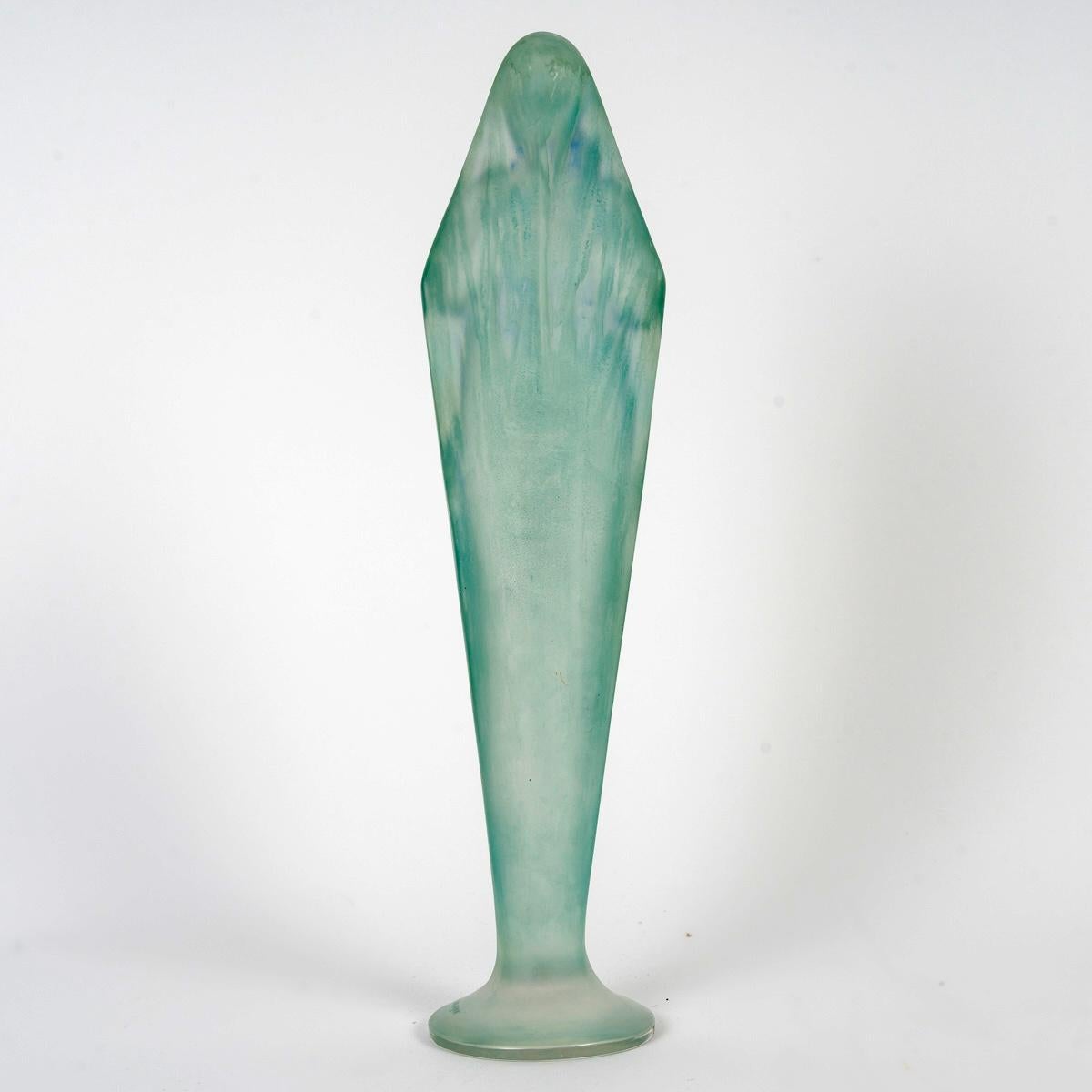 1919 René Lalique Estatua Voilee Mains Jointes Cristal con pátina azul Art Decó