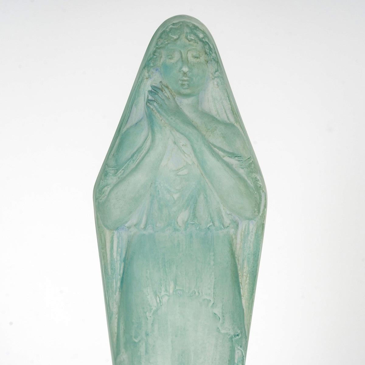 1919 René Lalique Estatua Voilee Mains Jointes Cristal con pátina azul Francés