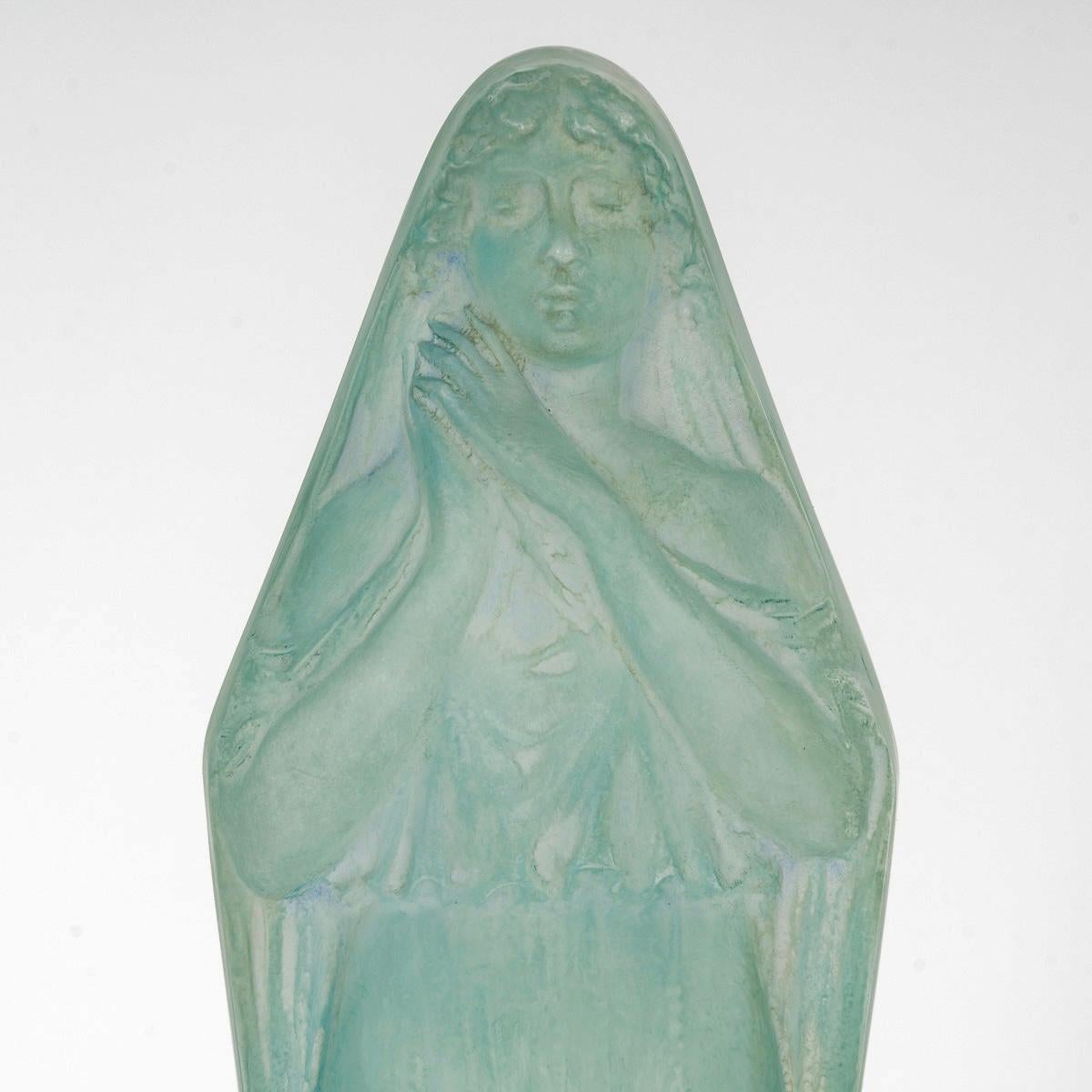 1919 René Lalique Estatua Voilee Mains Jointes Cristal con pátina azul Moldeado