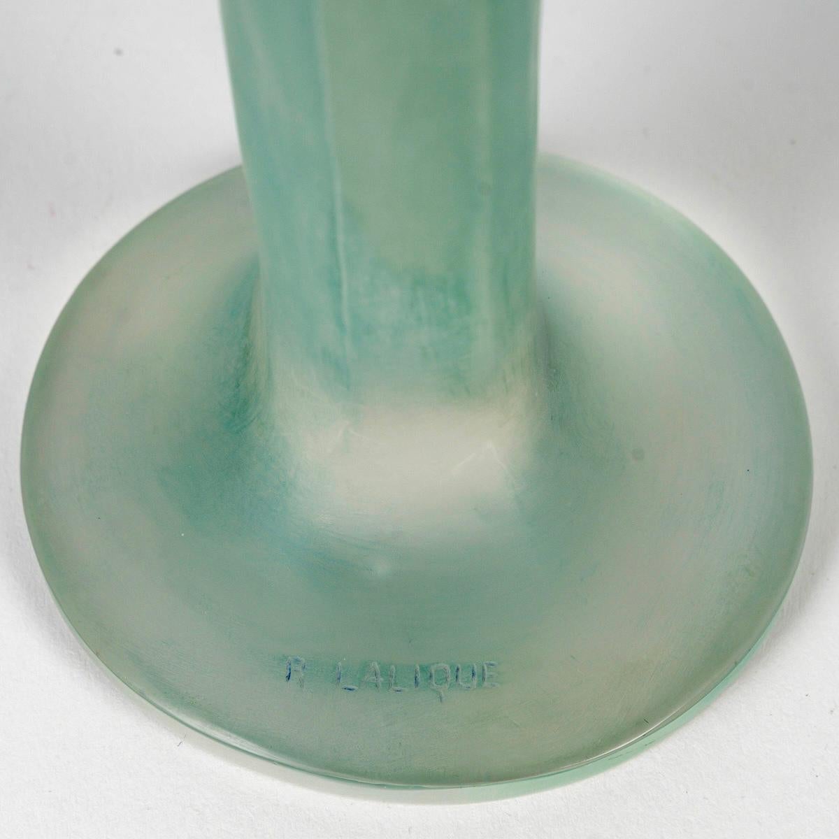 1919 René Lalique Estatua Voilee Mains Jointes Cristal con pátina azul en Bueno Estado en Boulogne Billancourt, FR