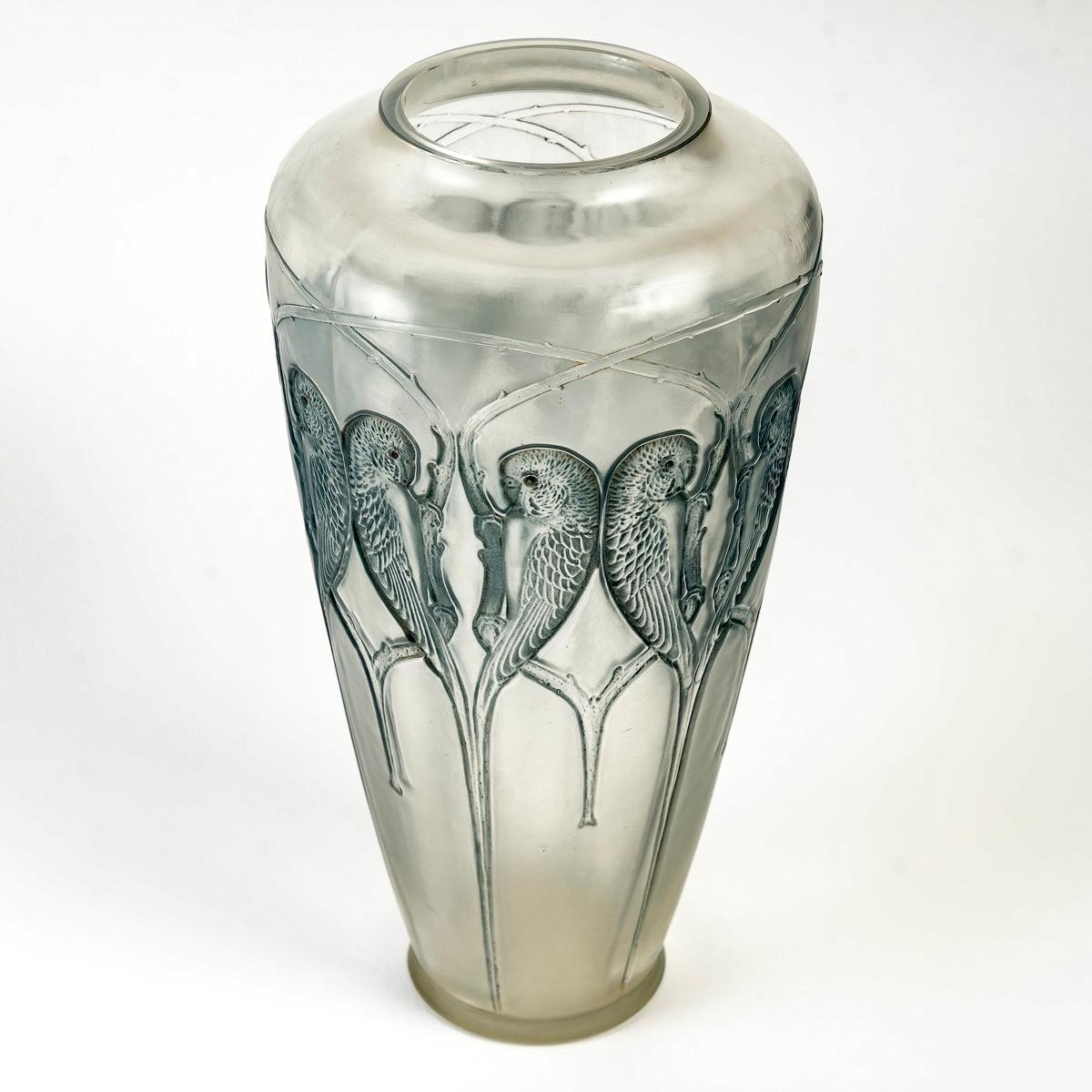 Art Deco 1919 René Lalique - Vase Inseparables Frosted With Blue Patina