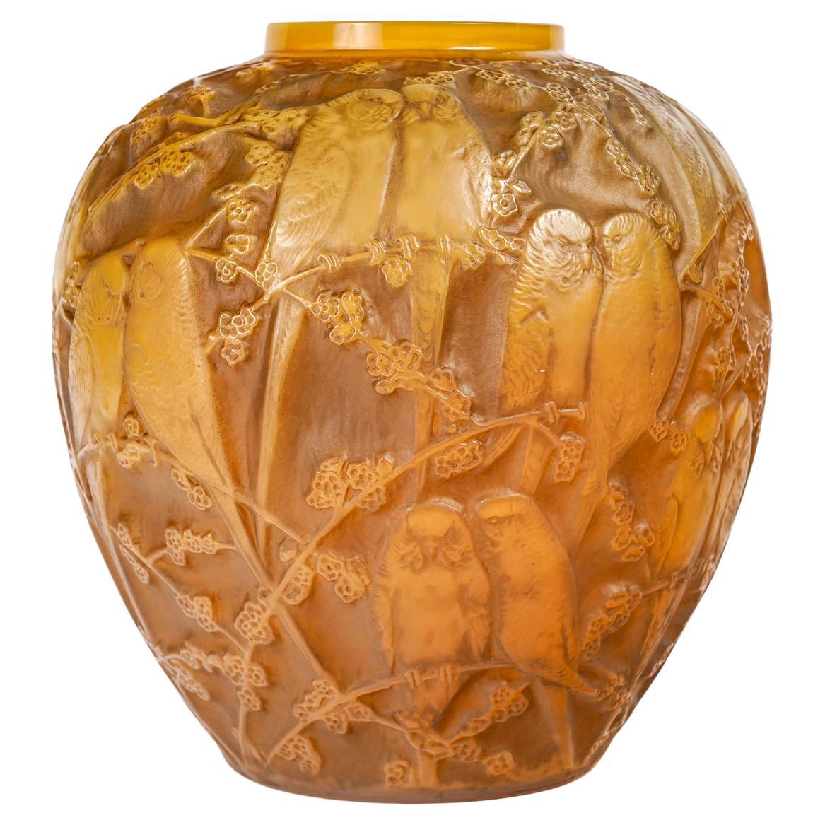 1919 Rene Lalique Vase Perruches Gehäuse Butterscotch Glas mit Sepia Patina im Angebot