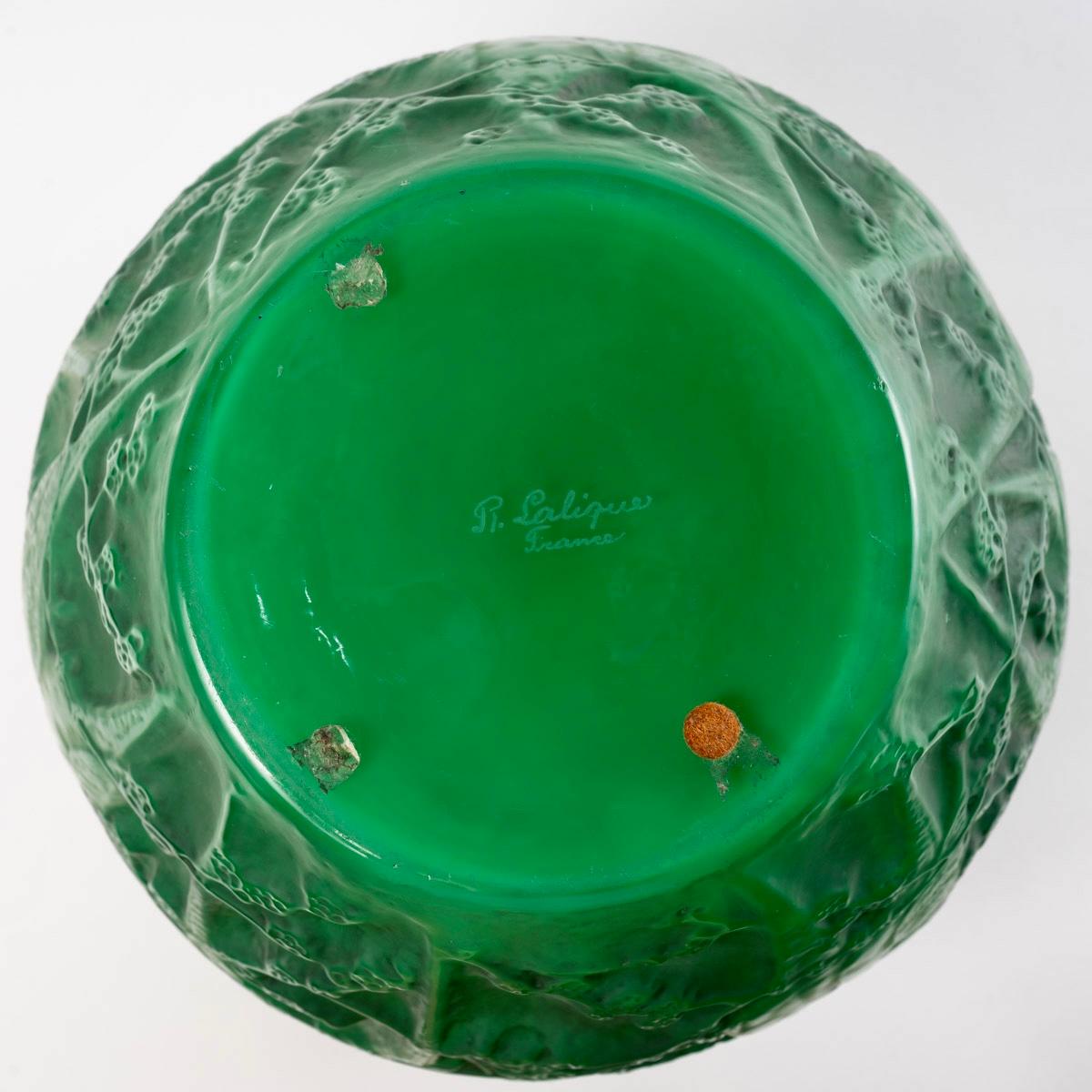 Français 1919 René Lalique - Vase Perruches Cases Verre Vert Jade Avec Patine Grise