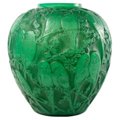 1919 René Lalique - Vaso Perruches in vetro verde giada con patina grigia