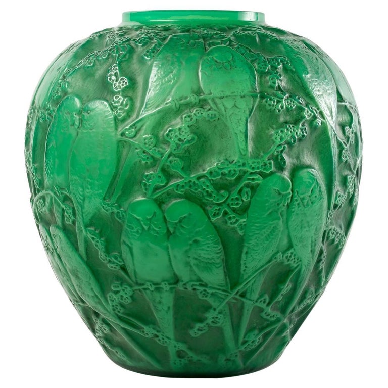 1919 René Lalique - Vase Perruches Cases Verre Vert Jade Avec Patine Grise  sur 1stDibs