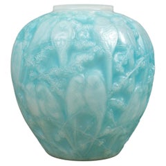 1919 Rene Lalique Vase Perruches Cased Weiß Opalescent Glas Blau Patina