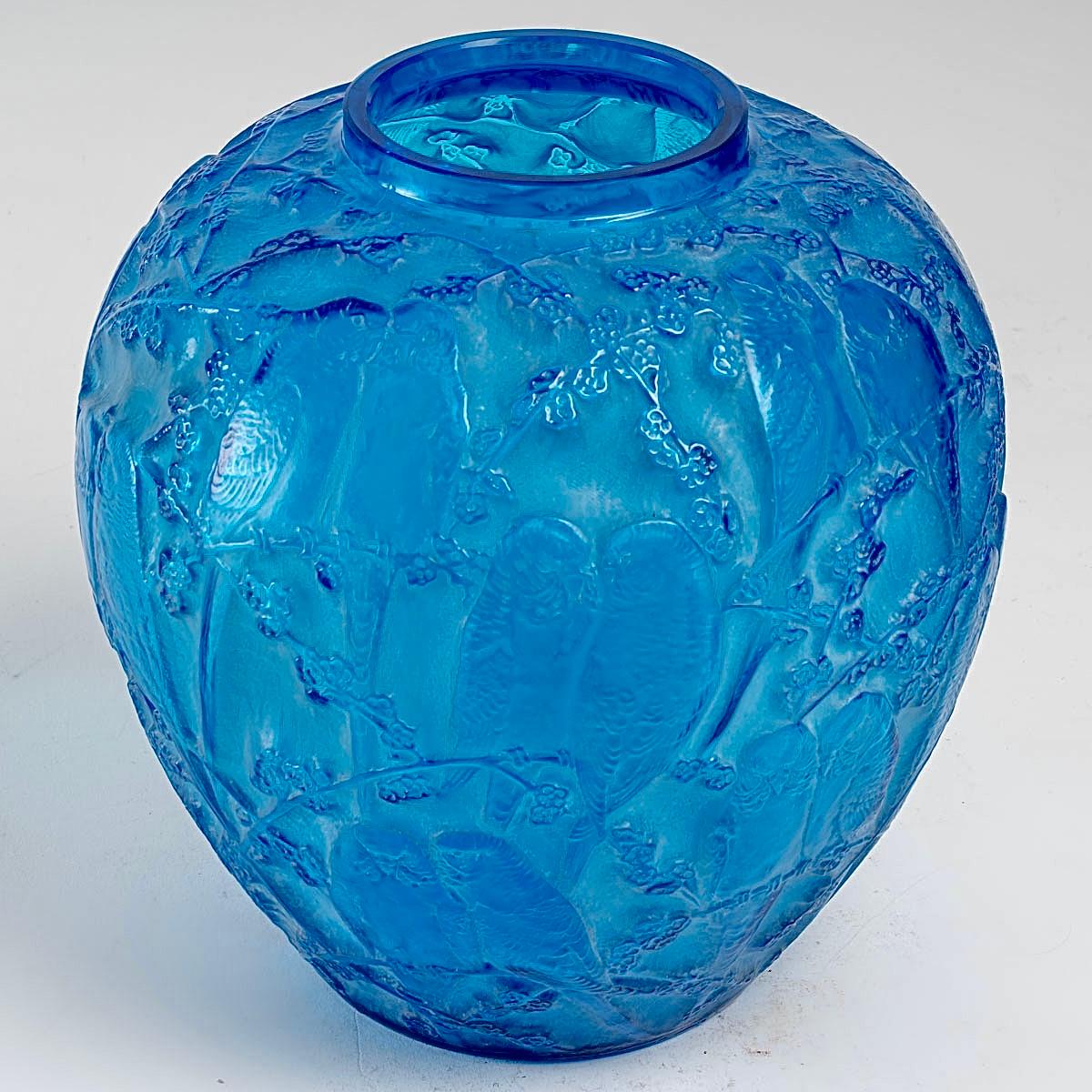 1919 René Lalique, Vase Perruches Electric Blue Glas mit weißer Patina (Art déco) im Angebot