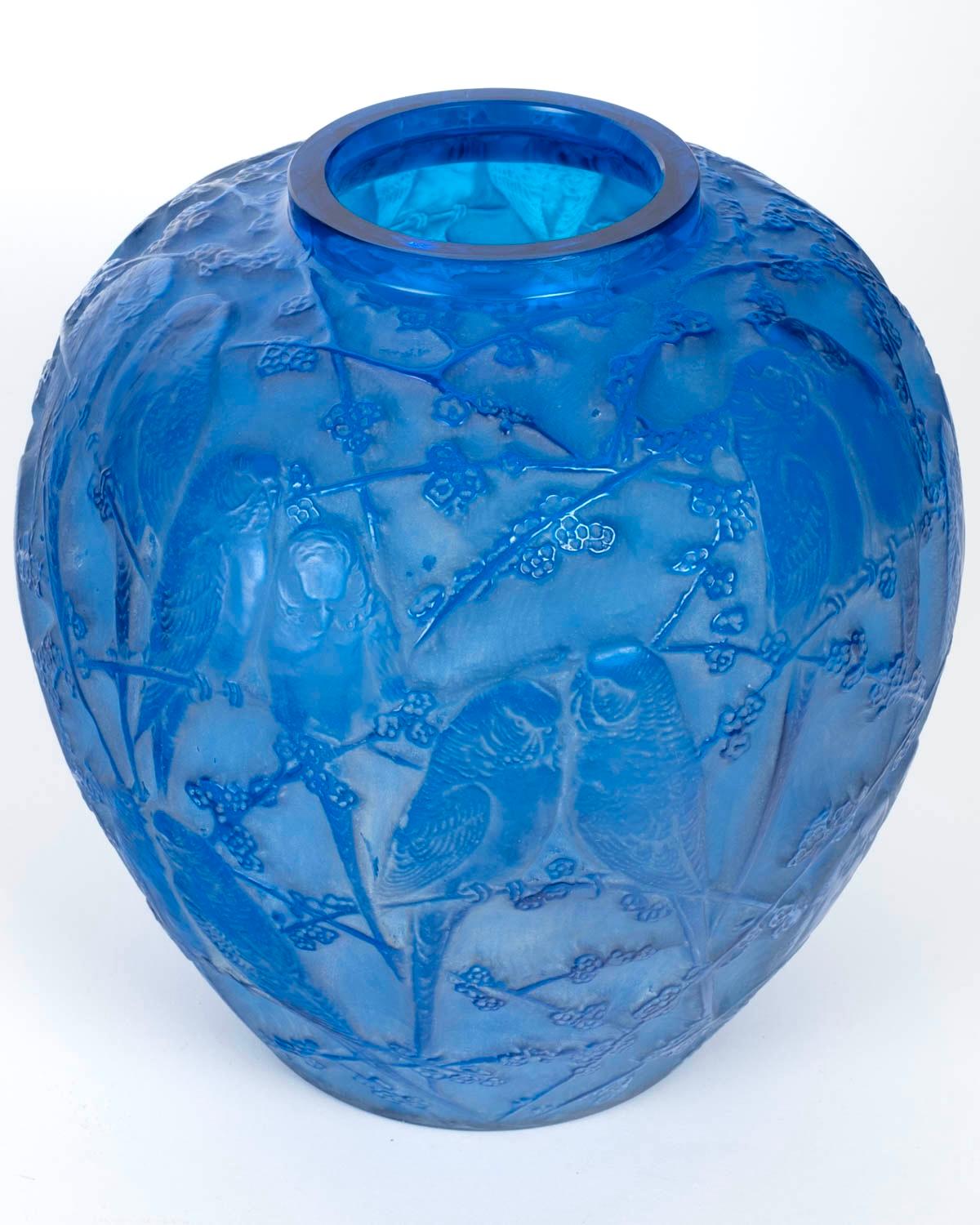 1919 René Lalique, Vase Perruches Electric Blue Glas mit weißer Patina (Art déco) im Angebot