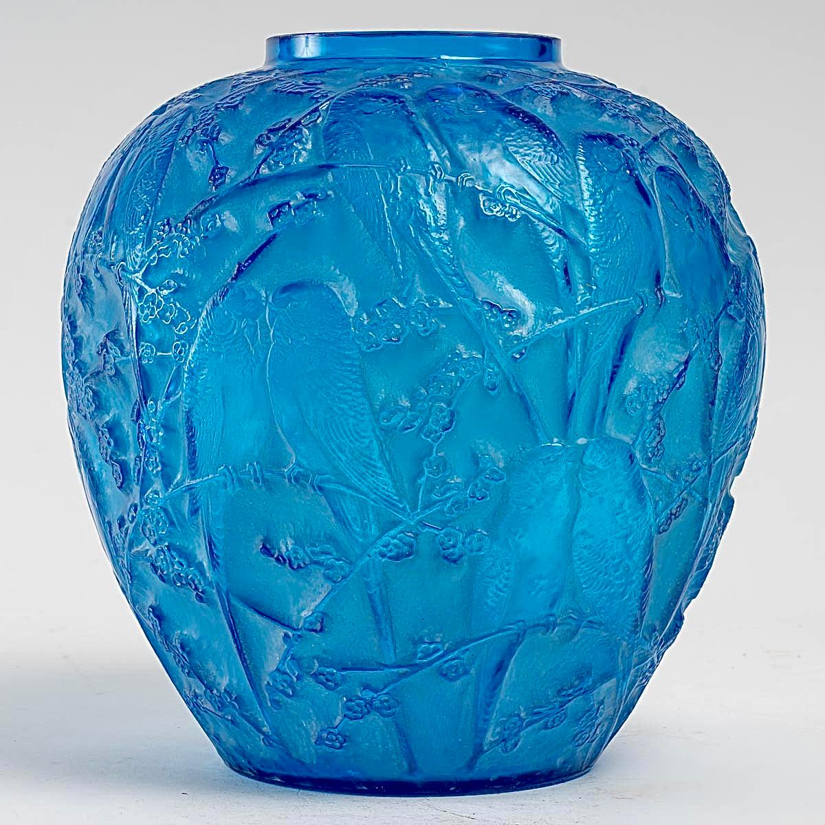 Art Deco 1919 René Lalique, Vase Perruches Electric Blue Glass with White Patina For Sale