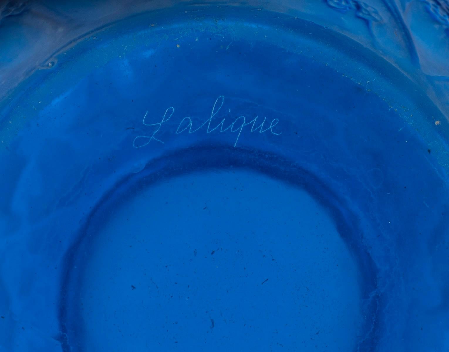 1919 René Lalique, Vase Perruches Electric Blue Glas mit weißer Patina (Französisch) im Angebot