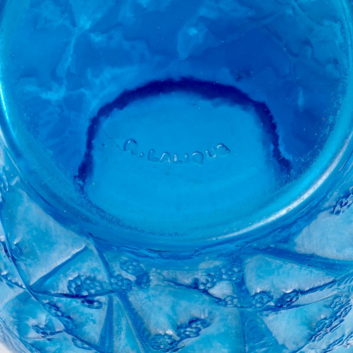 1919 René Lalique, Vase Perruches Electric Blue Glas mit weißer Patina im Zustand „Gut“ im Angebot in Boulogne Billancourt, FR
