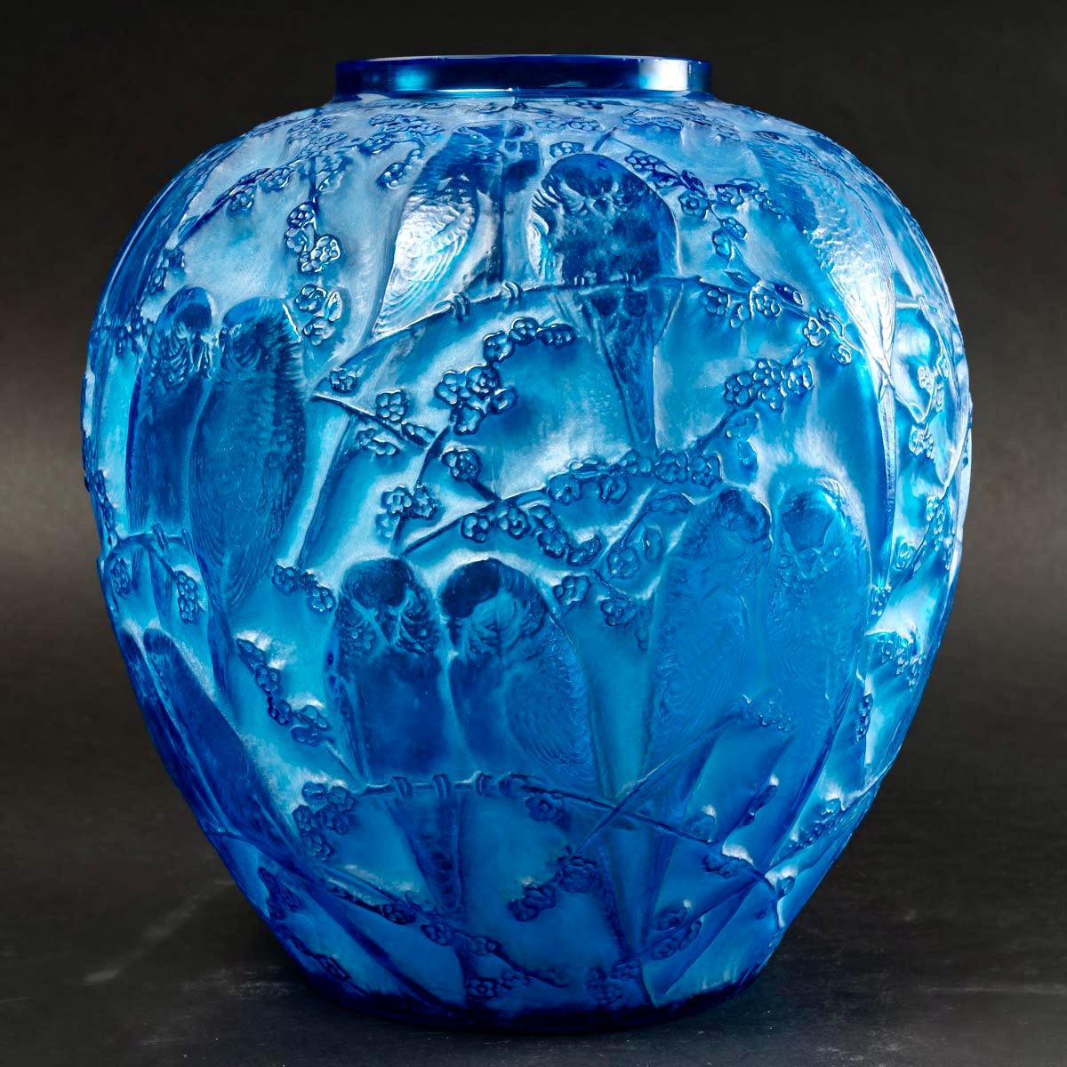 1919 René Lalique, Vase Perruches Electric Blue Glass with White Patina In Good Condition For Sale In Boulogne Billancourt, FR