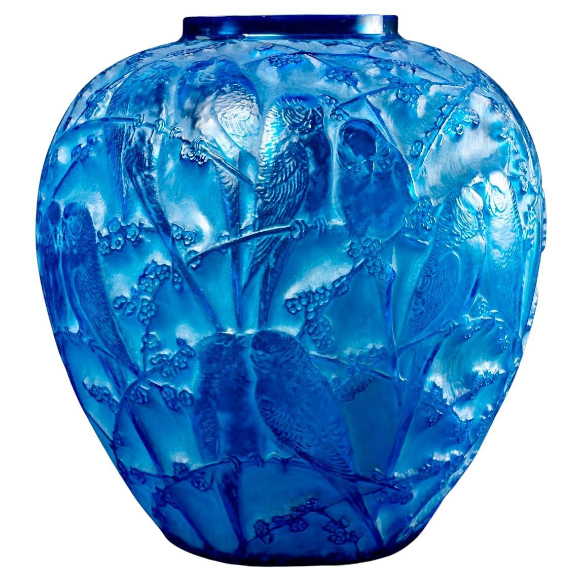 1919 René Lalique, Vase Perruches Electric Blue Glas mit weißer Patina