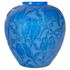 1919 René Lalique, Vaso Perruches in vetro blu elettrico con patina bianca