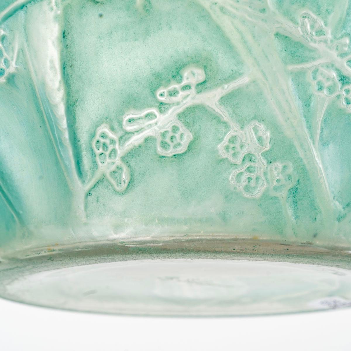 1919 René Lalique, Vase Perruches Frosted Glass with Green Blue Patina In Good Condition In Boulogne Billancourt, FR