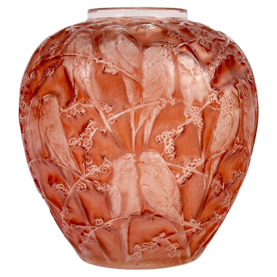 Vaso "Perruches" di René Lalique del 1919, in vetro con patina rosa corallo