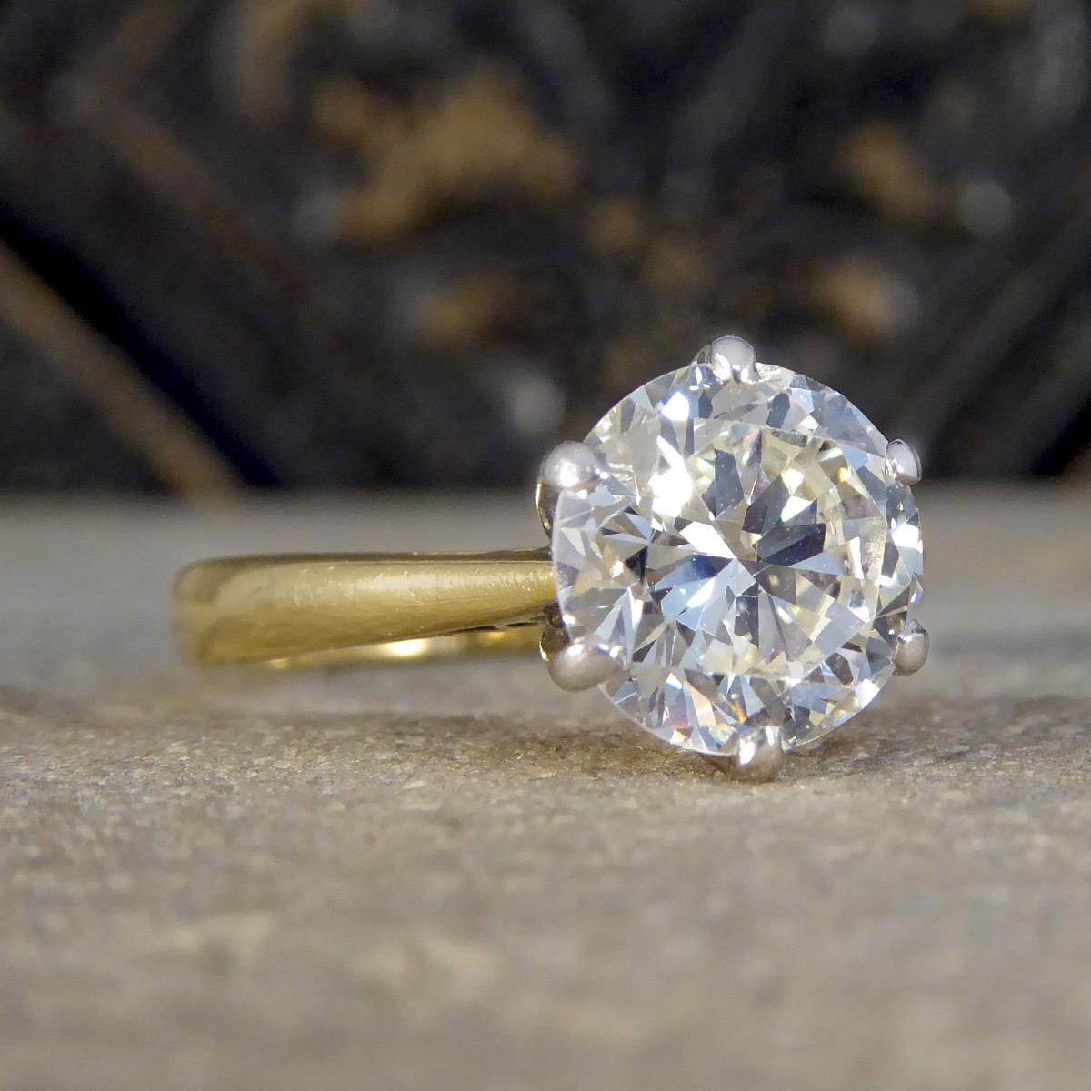 Cette exquise bague solitaire de 1,91 ct de diamant taillé en brillant est un chef-d'œuvre époustouflant, réalisé avec expertise dans un mélange harmonieux d'or jaune et d'or blanc de 18 ct. La pièce maîtresse, un éblouissant diamant de taille