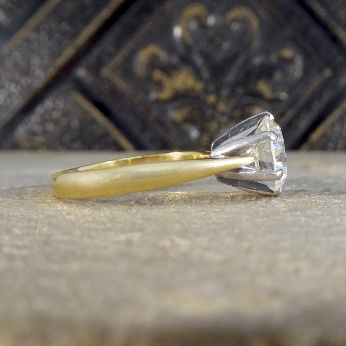 Moderne 1.91ct Brilliant Cut Diamond Solitaire Ring in 18ct Yellow and White Gold (Bague solitaire en or jaune et blanc de 1.91ct) en vente