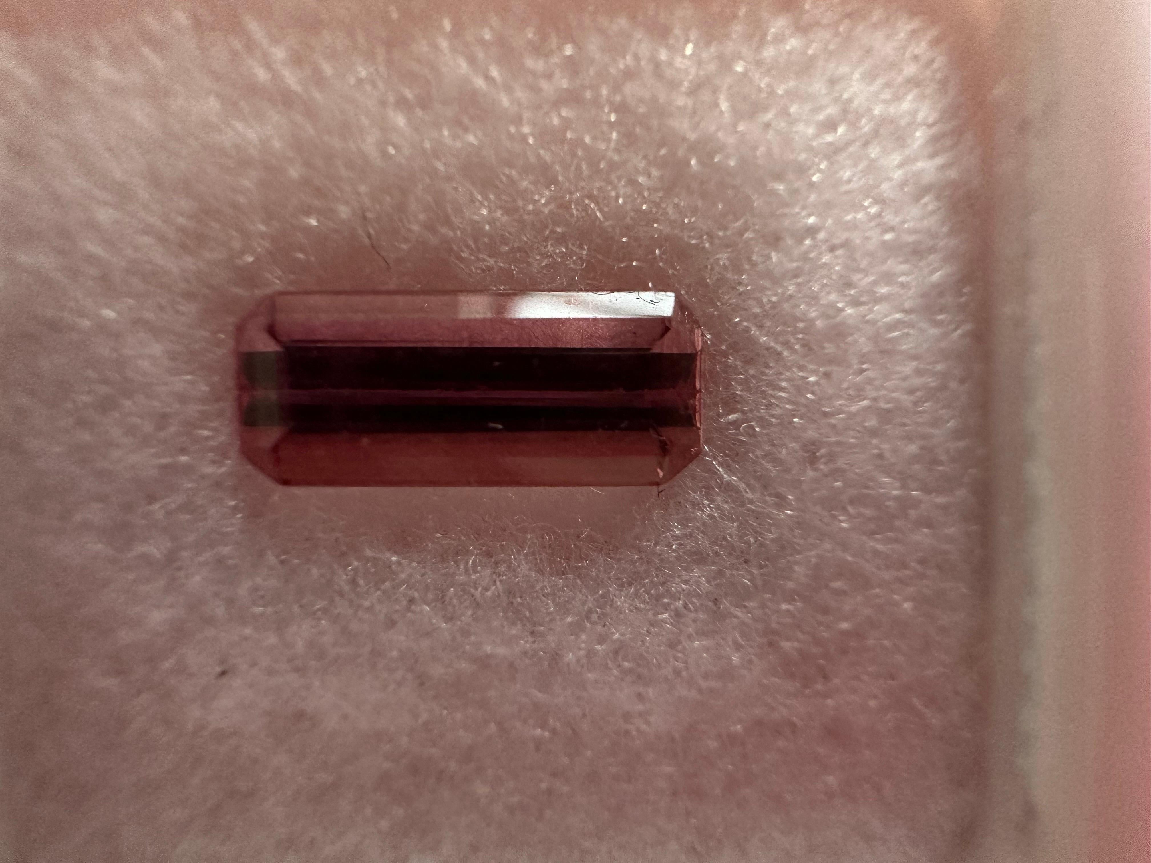 Taille émeraude Topaze impériale de 1,91 carat de couleur rose naturelle étonnante en vente