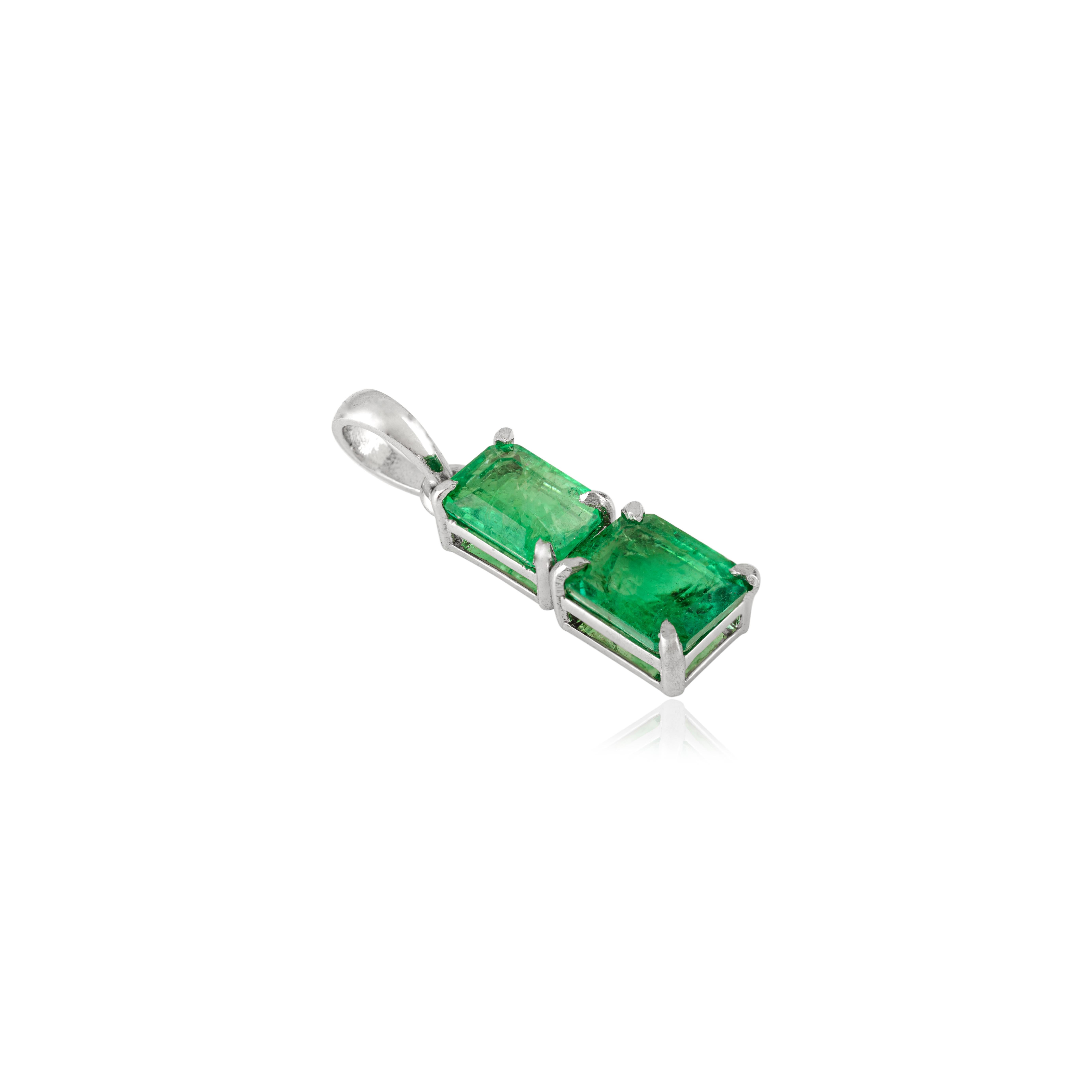 1,91 Karat achteckiger Smaragd-Anhänger mit zwei Steinen im Prong-Set aus massivem 14-karätigem Weißgold im Zustand „Neu“ im Angebot in New York, NY