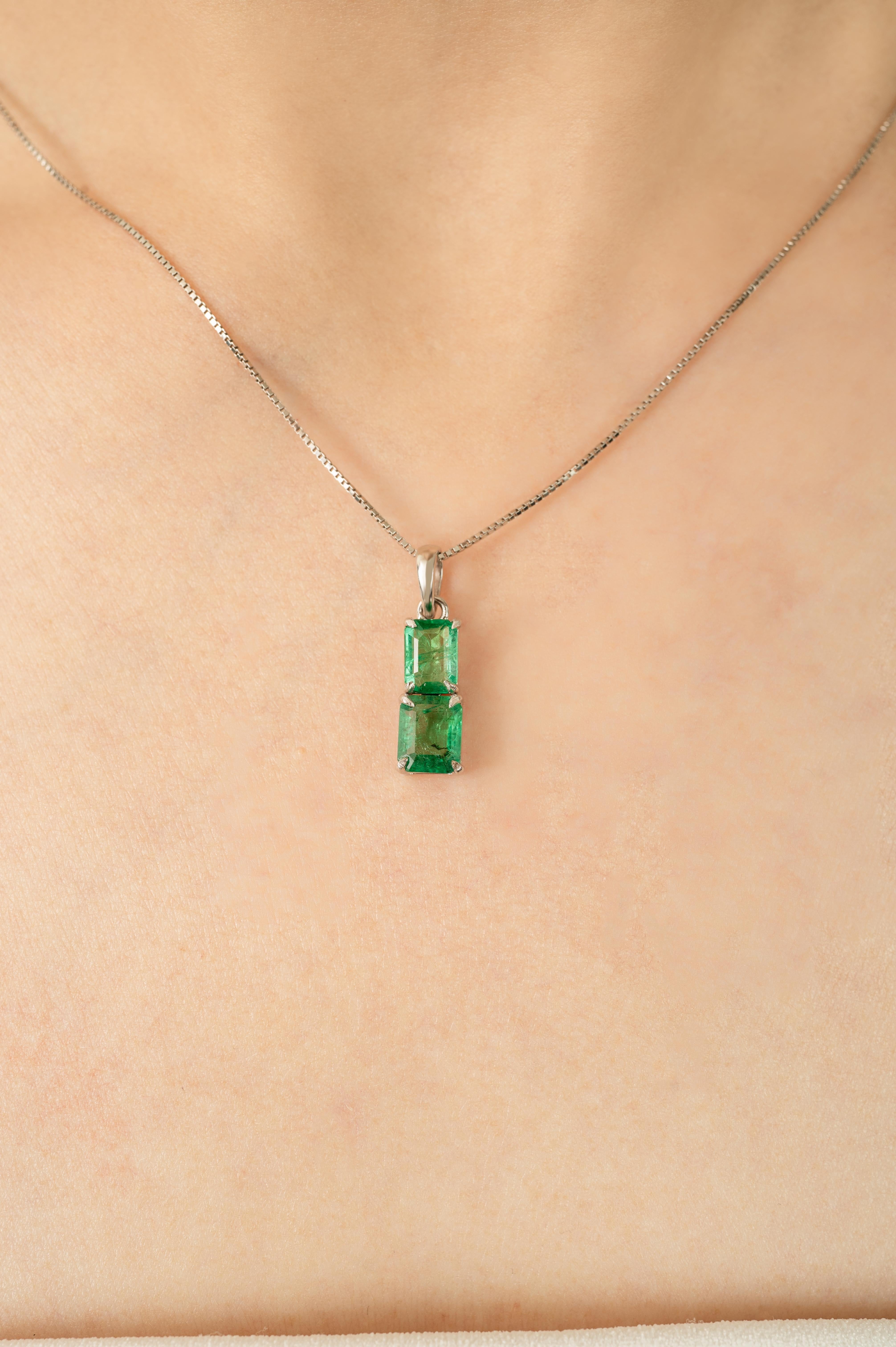 1,91 Karat achteckiger Smaragd-Anhänger mit zwei Steinen im Prong-Set aus massivem 14-karätigem Weißgold für Damen oder Herren im Angebot