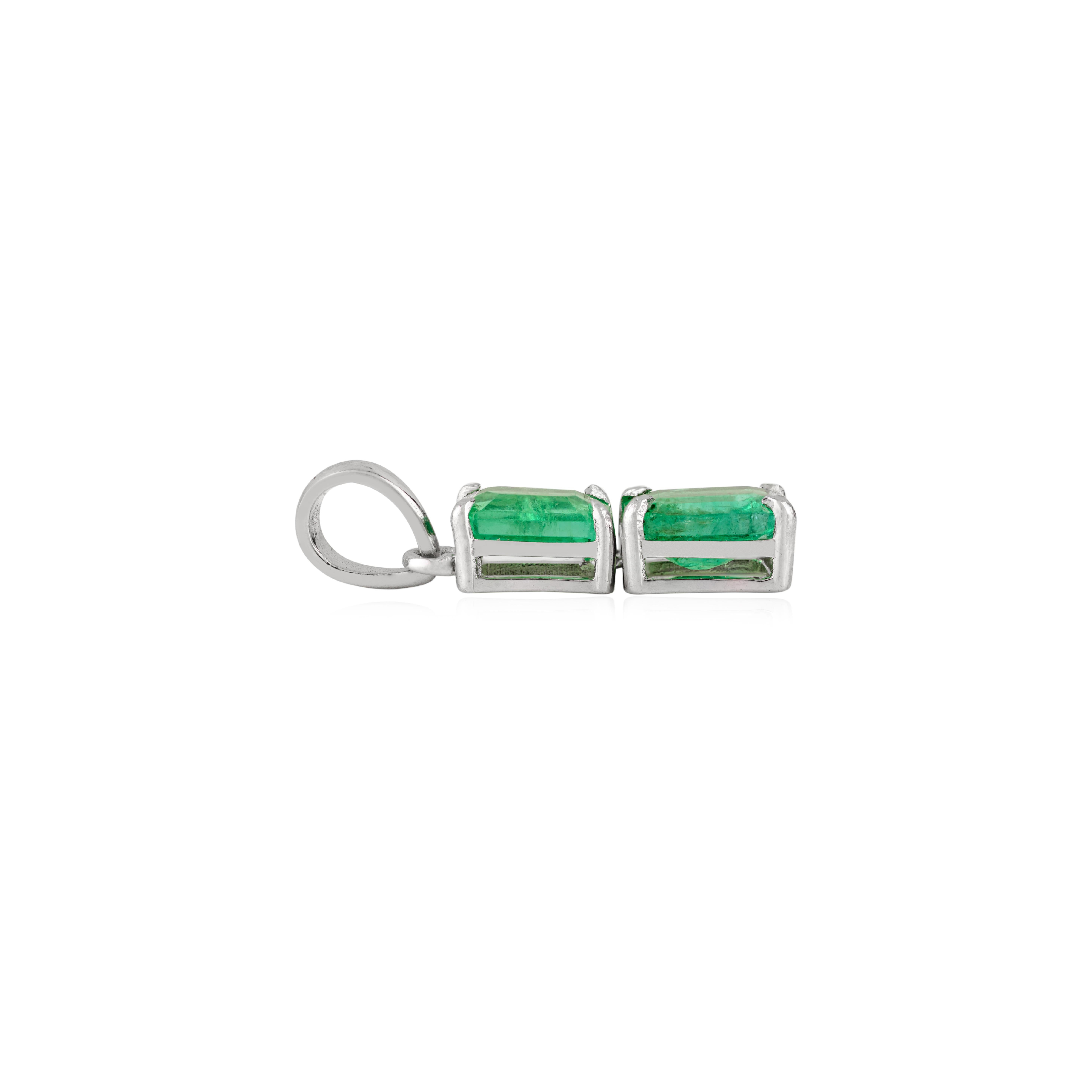 1,91 Karat achteckiger Smaragd-Anhänger mit zwei Steinen im Prong-Set aus massivem 14-karätigem Weißgold im Angebot 3