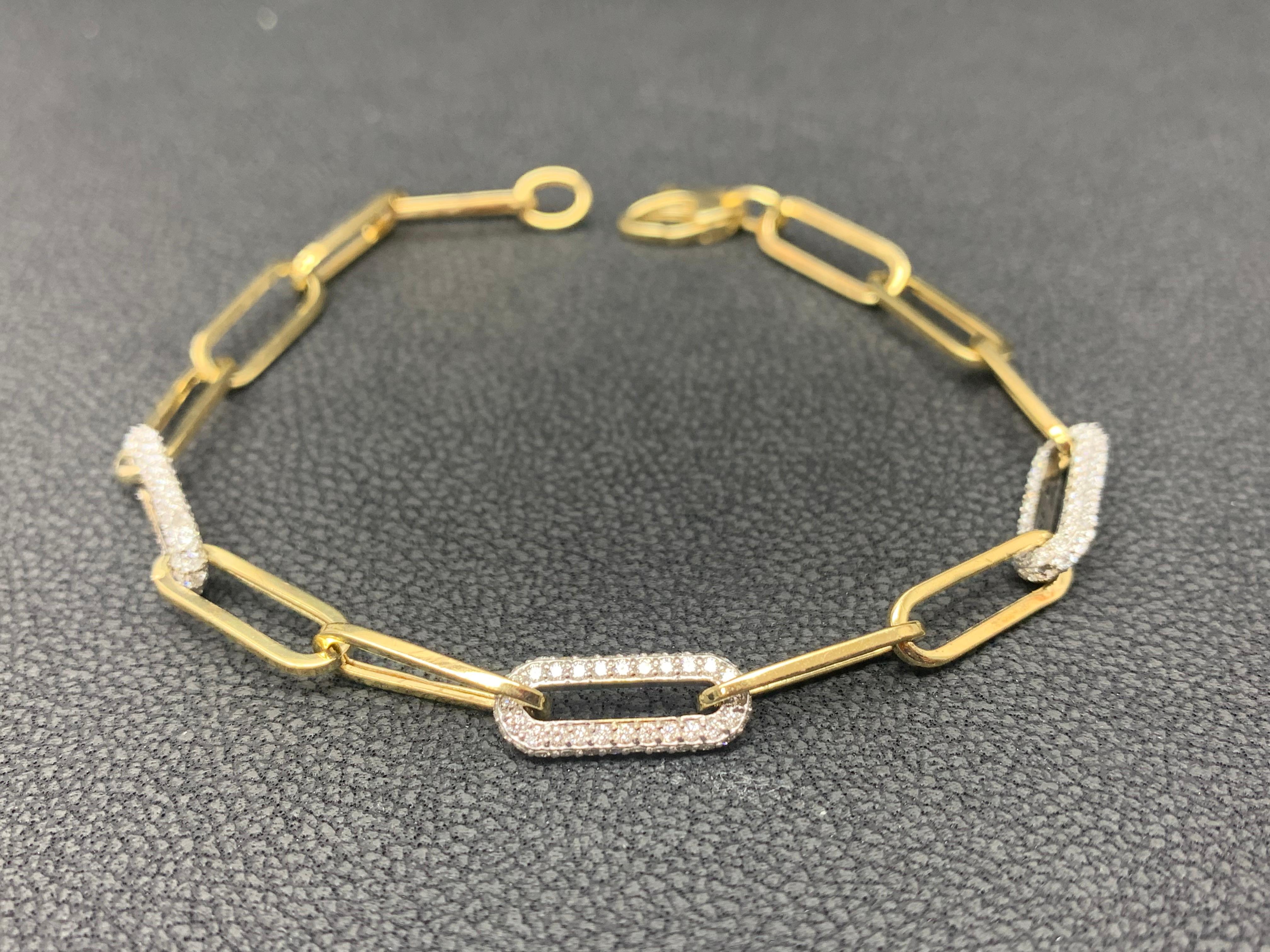 Cet élégant et magnifique bracelet en or jaune 14K comportant 3 clips de diamants vers le centre pèse 1,92 carat  avec un fermoir à homard.


Tous les diamants sont de couleur GH et de pureté SI1.
Disponible également en rose et en jaune.
Style