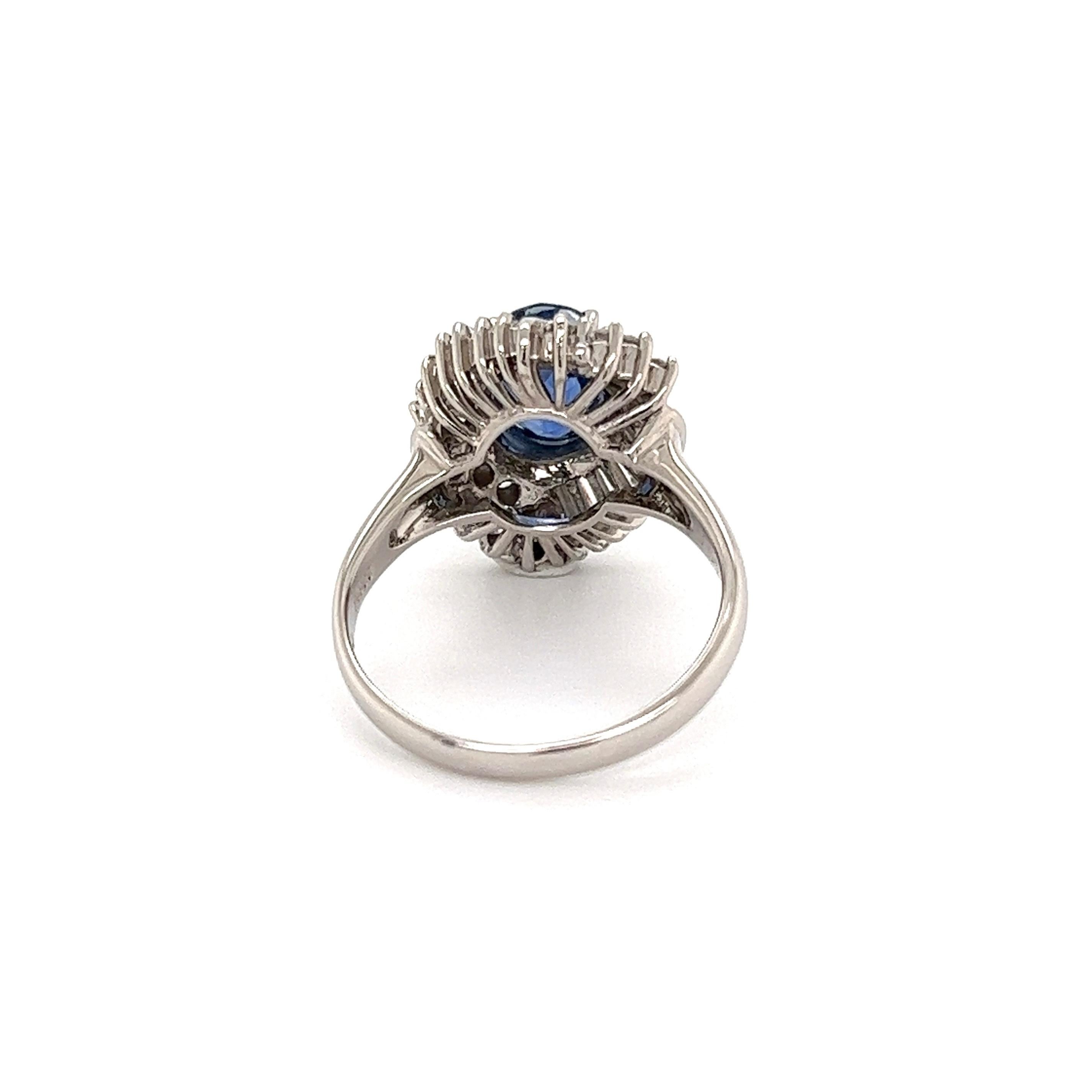 1.92 Carat GIA No Heat Sapphire and Diamond Platinum Ring Fine Estate Jewelry Excellent état - En vente à Montreal, QC