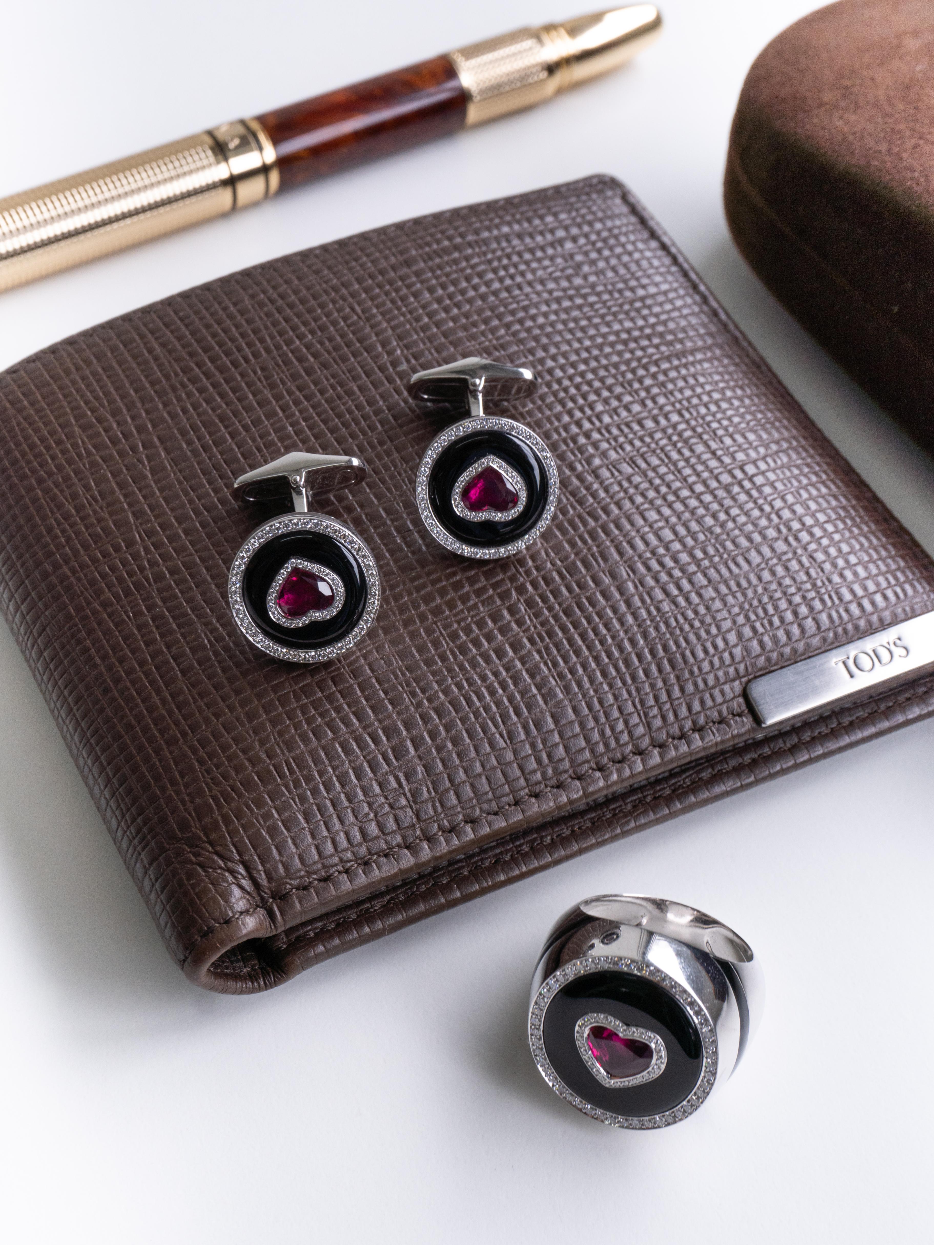 1.92 Carat Heart Shaped Ruby Cufflinks with 5.37 Carat Black Onyx in 18K Gold In New Condition For Sale In Bangkok, TH