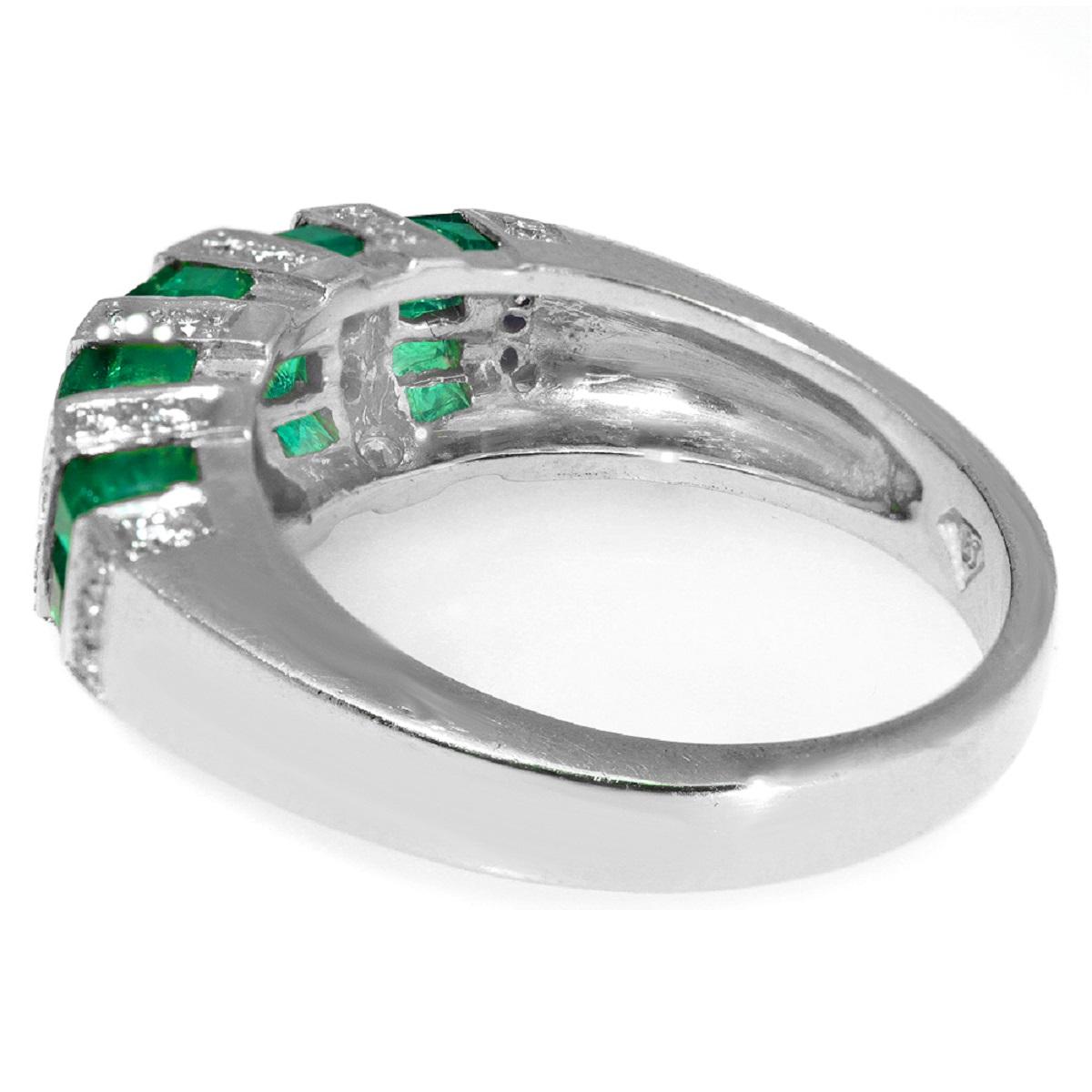1.92 Carat Invisible Set Emerald and 0.25 Carat Diamonds 18 Karat Gold Ring In Excellent Condition In Los Angeles, CA