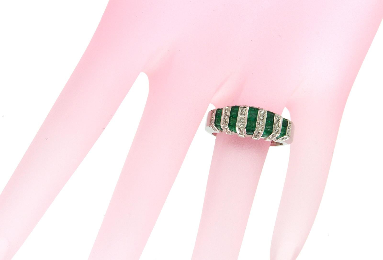 Women's or Men's 1.92 Carat Invisible Set Emerald and 0.25 Carat Diamonds 18 Karat Gold Ring