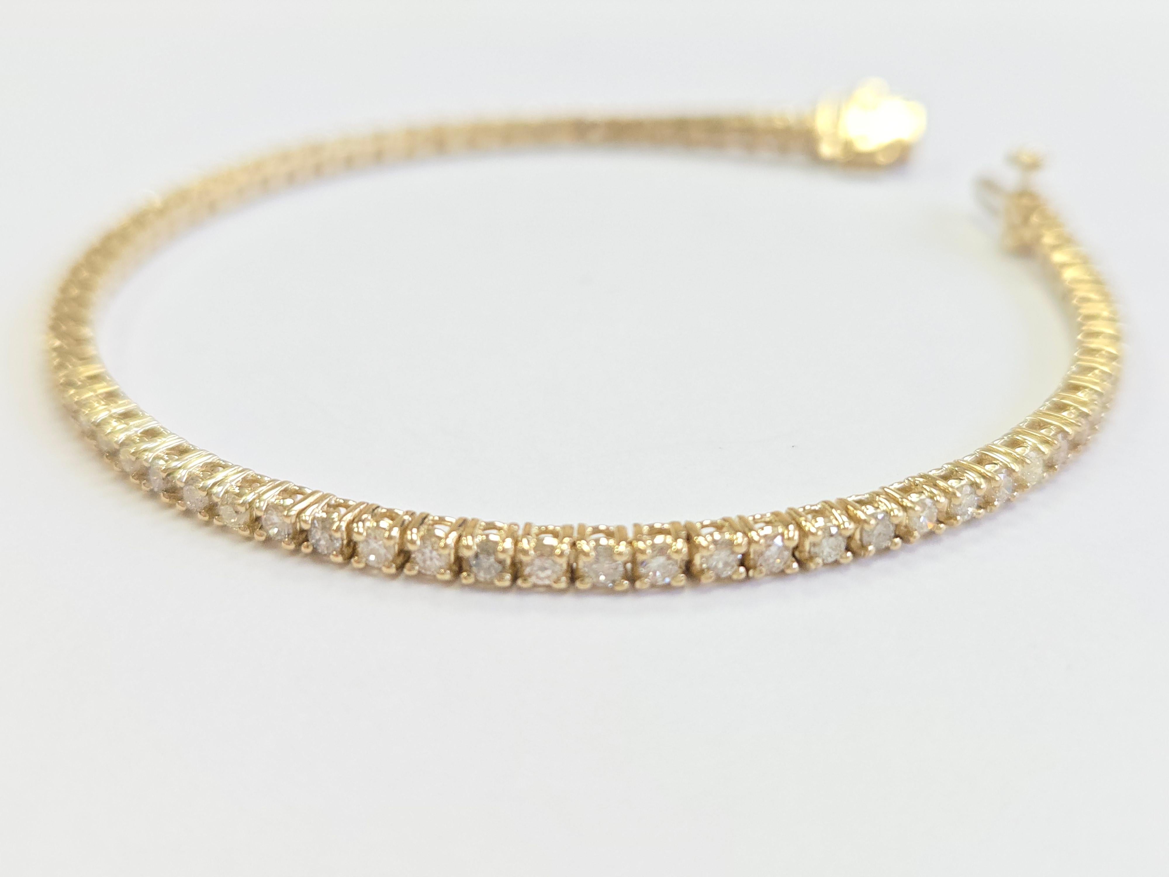Ce bracelet de tennis exquis est orné de diamants blancs ronds de taille brillant, connus pour leur brillance et leur éclat exceptionnels. Sertis dans un style classique à quatre branches, les diamants sont soigneusement fixés pour maximiser la