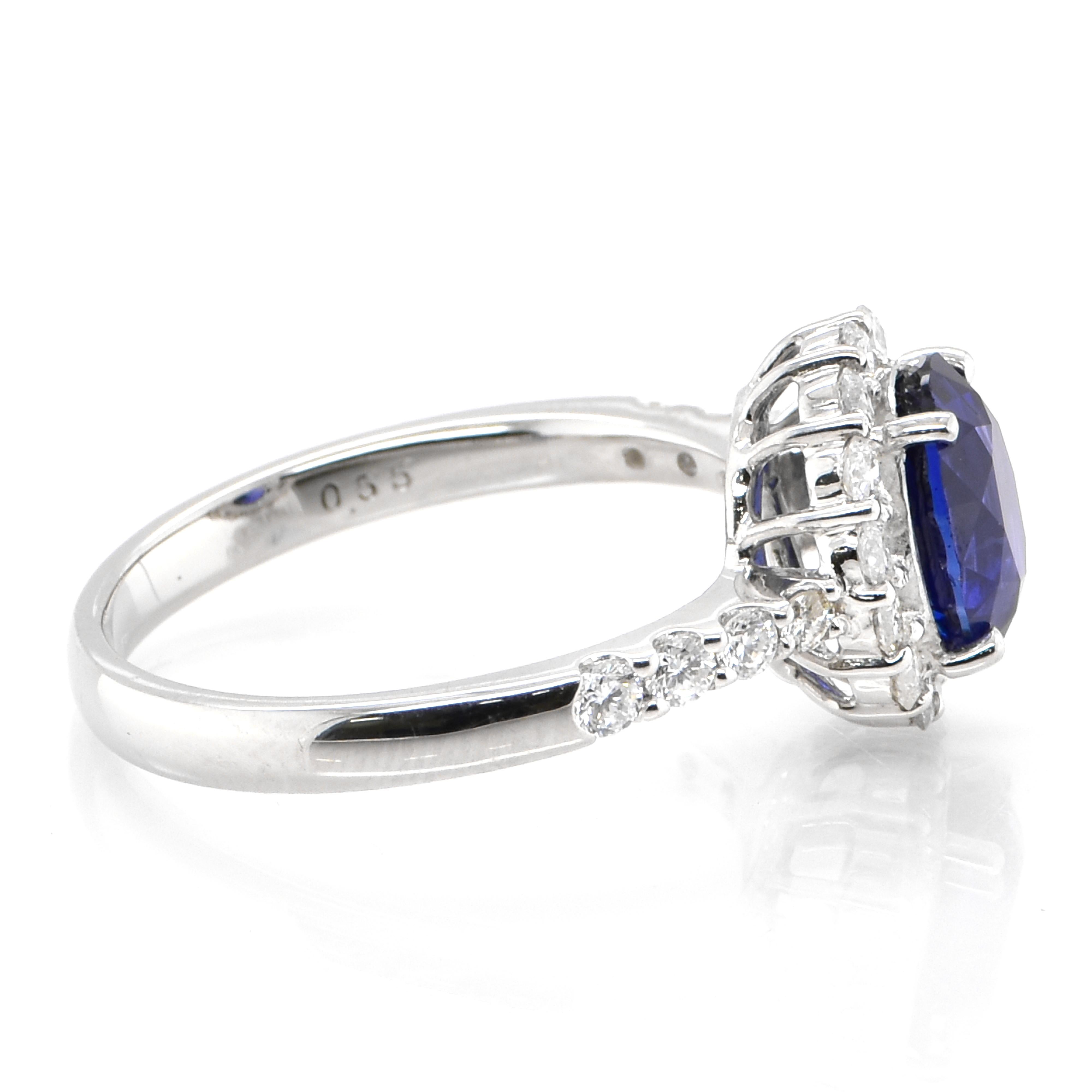 Bague halo de saphir bleu royal naturel de 1.92 carats et diamants Neuf - En vente à Tokyo, JP