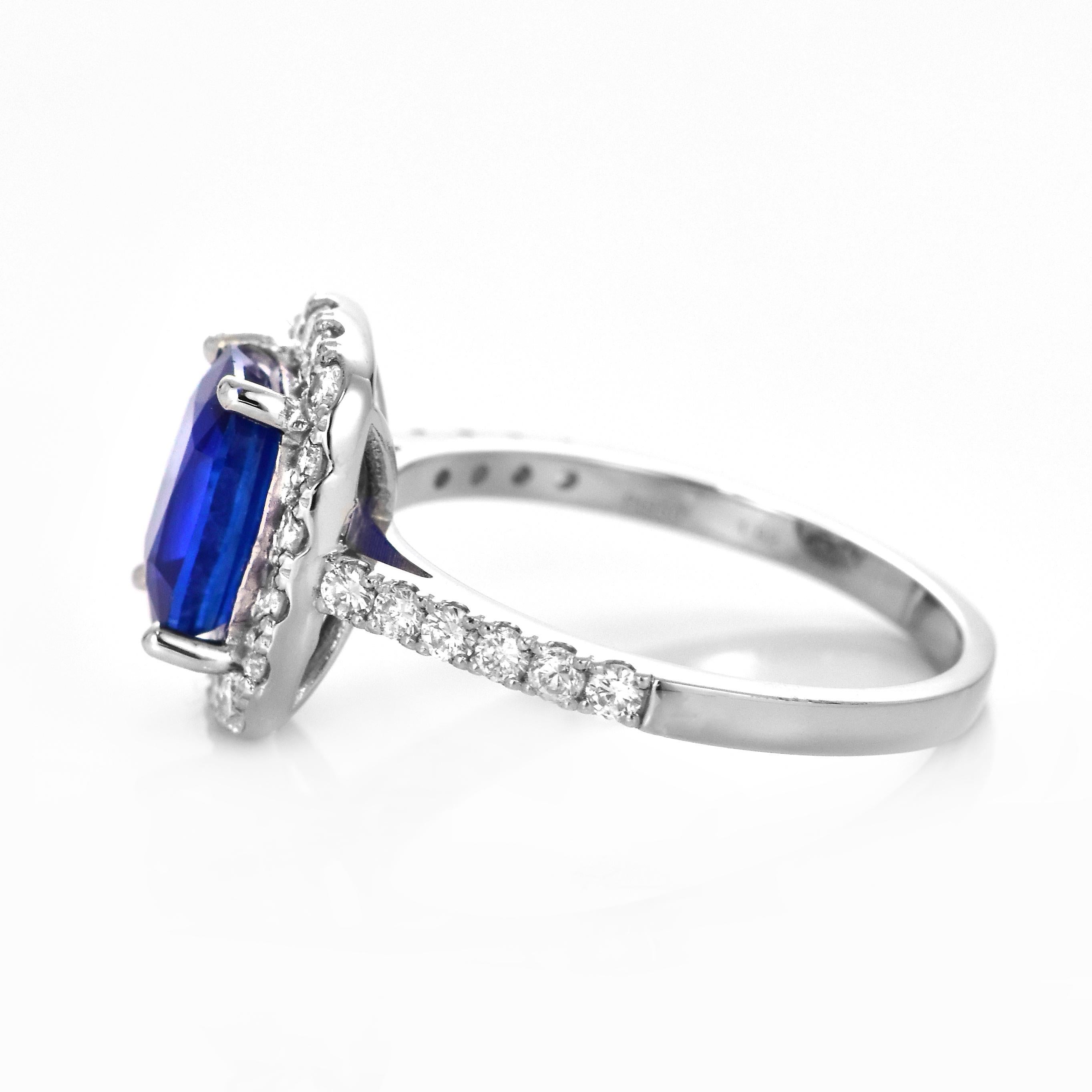 Bague en platine sertie d'un saphir bleu royal naturel de 1,92 carat et d'un halo de diamants en vente 4