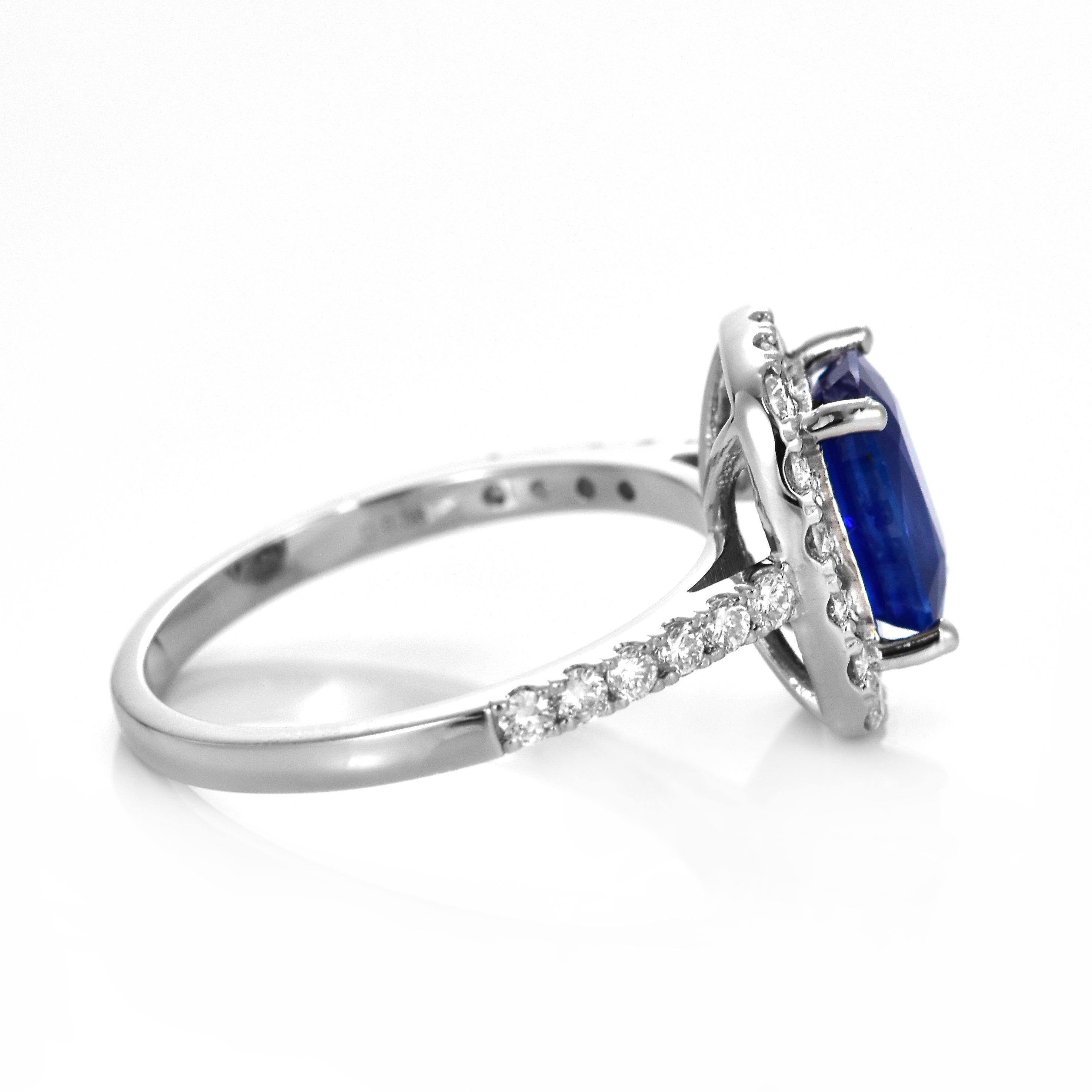Bague en platine sertie d'un saphir bleu royal naturel de 1,92 carat et d'un halo de diamants en vente 5