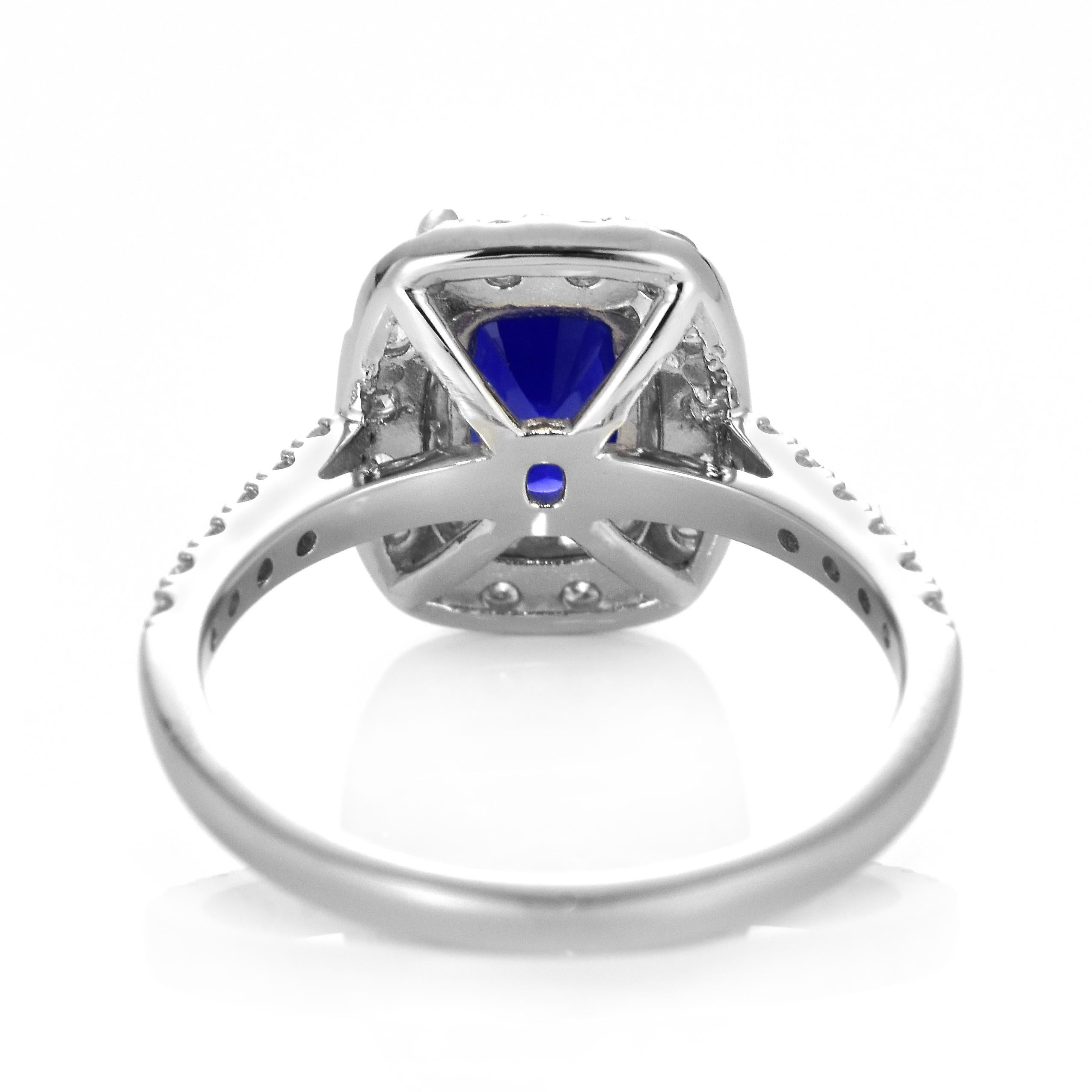 Bague en platine sertie d'un saphir bleu royal naturel de 1,92 carat et d'un halo de diamants en vente 6