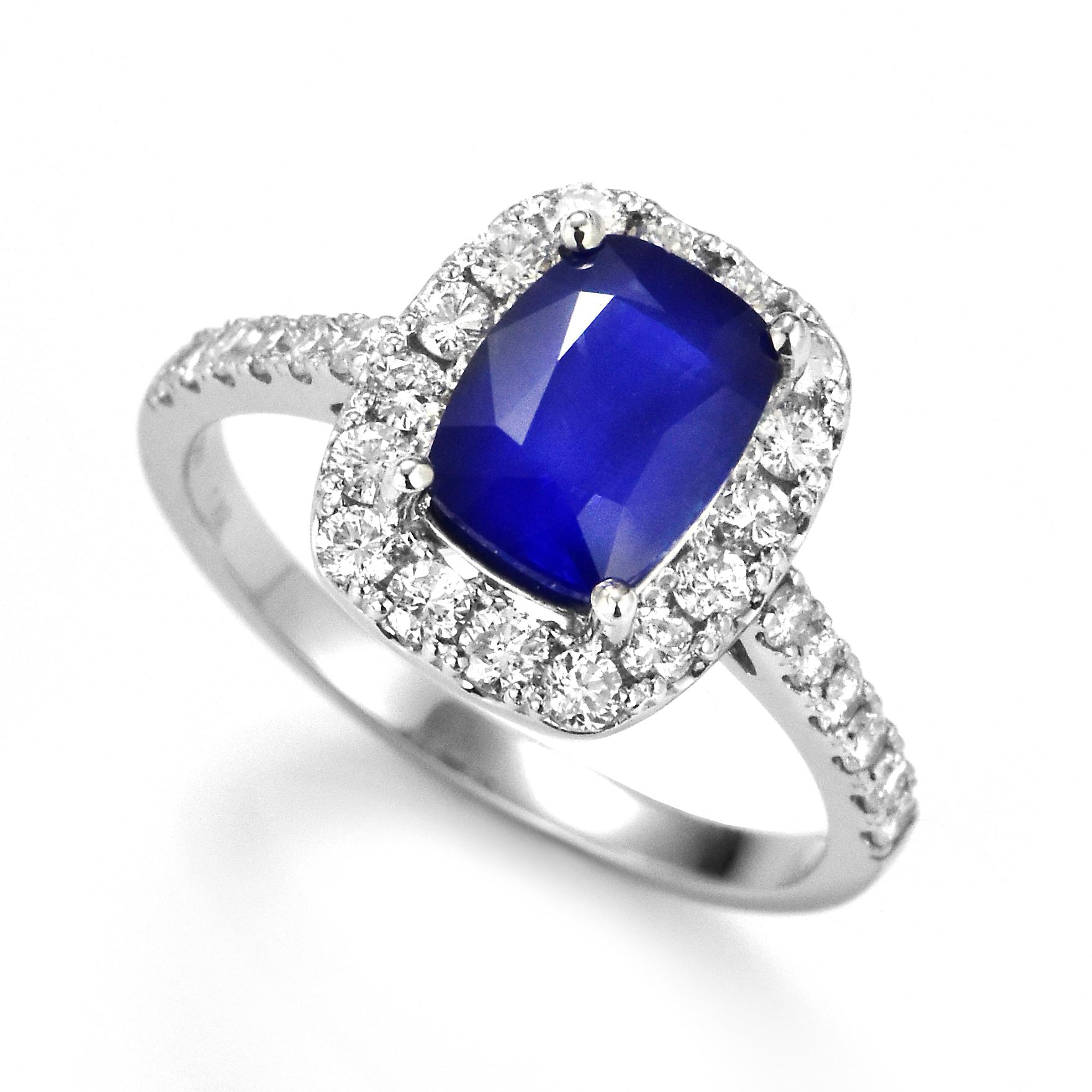 Cette magnifique bague est ornée d'un saphir naturel de 1,92 carat et d'accents de diamants de 0,56 carat, le tout serti dans du platine. Les saphirs ont une durabilité extraordinaire - ils excellent en termes de dureté ainsi que de résistance et de