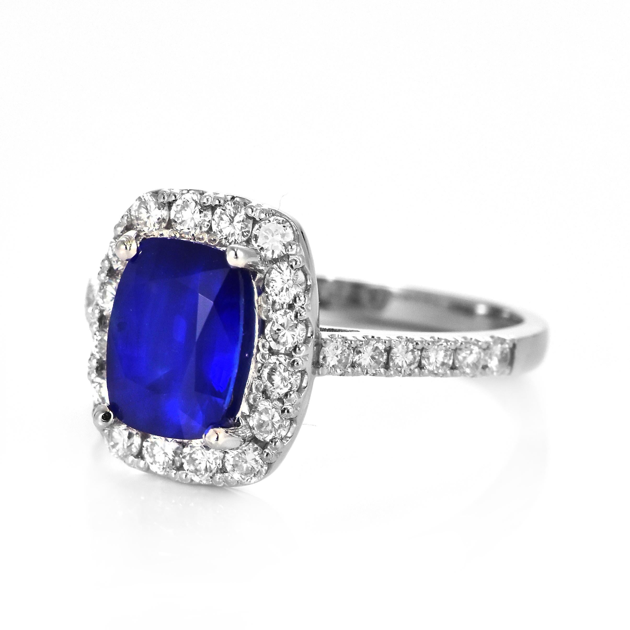 Moderne Bague en platine sertie d'un saphir bleu royal naturel de 1,92 carat et d'un halo de diamants en vente